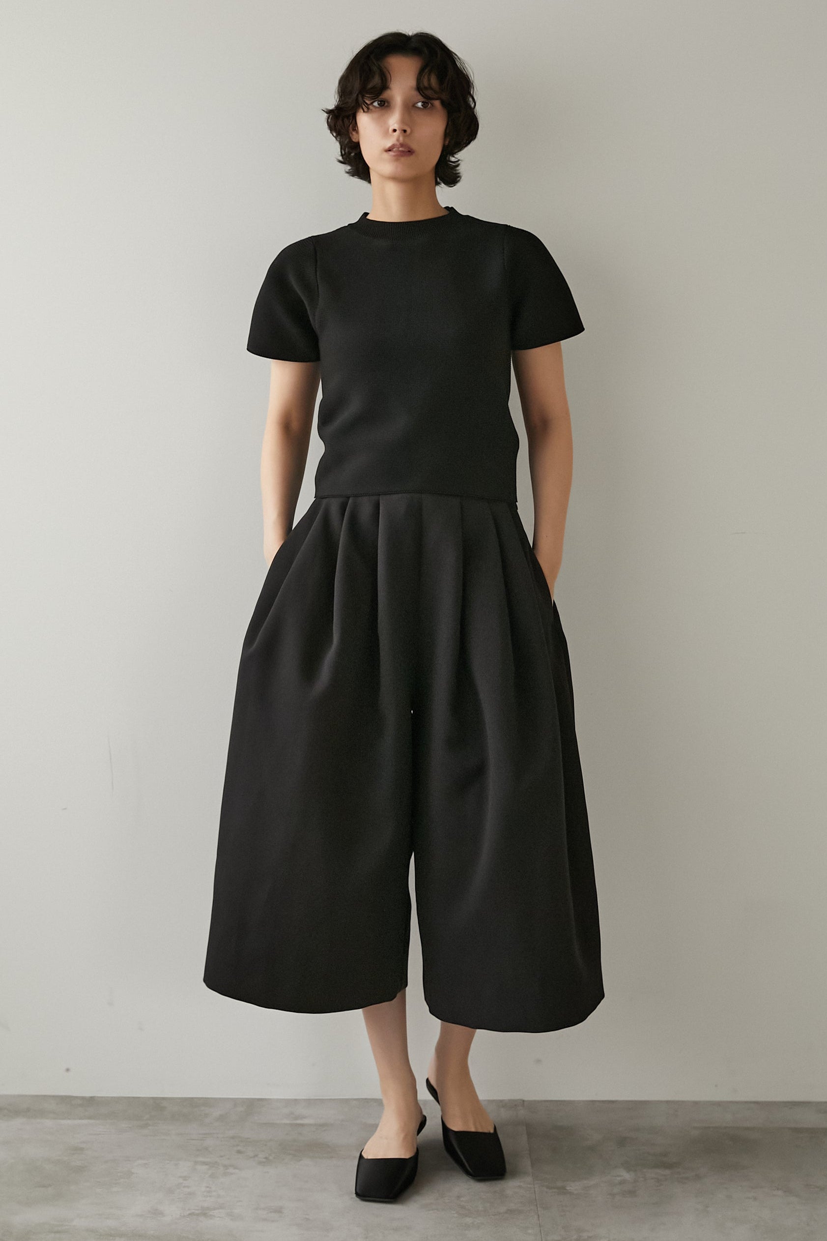 予約販売11月中旬配送】ワイドクロップドパンツ【BLACK】 – ELLIE