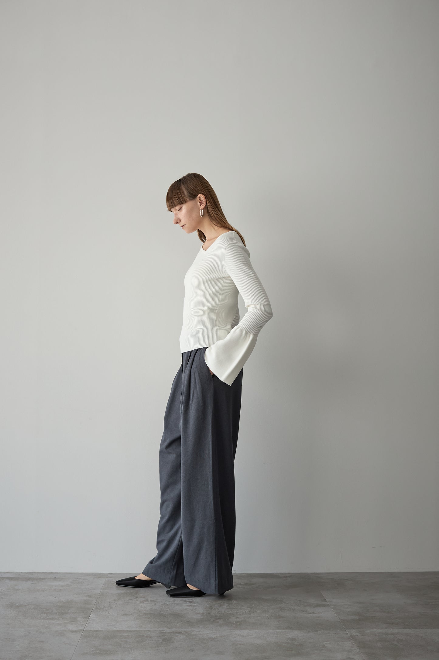 フレアスリーブアシメカットニット【WHITE】