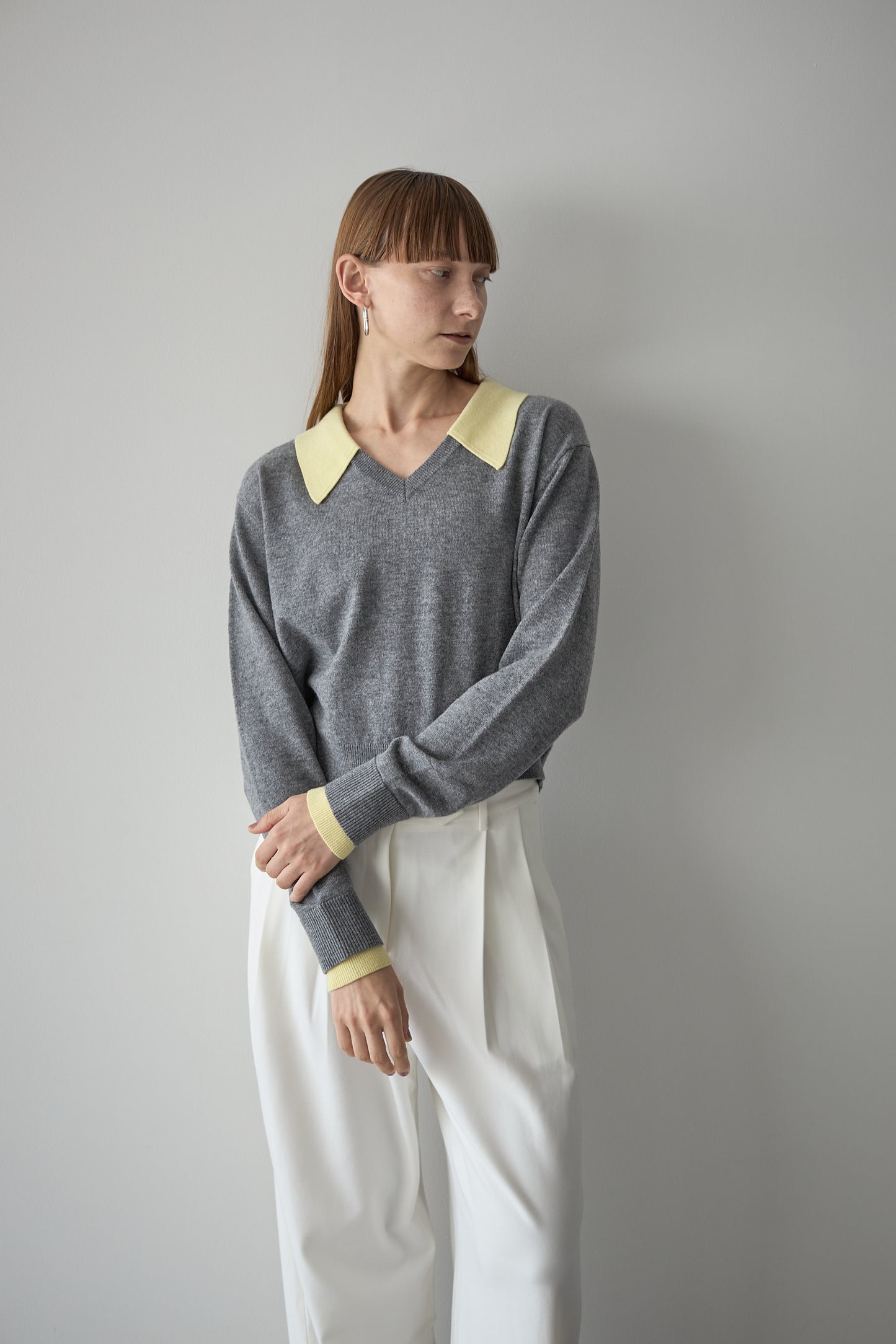 Vネックカラーニット【GRAY】