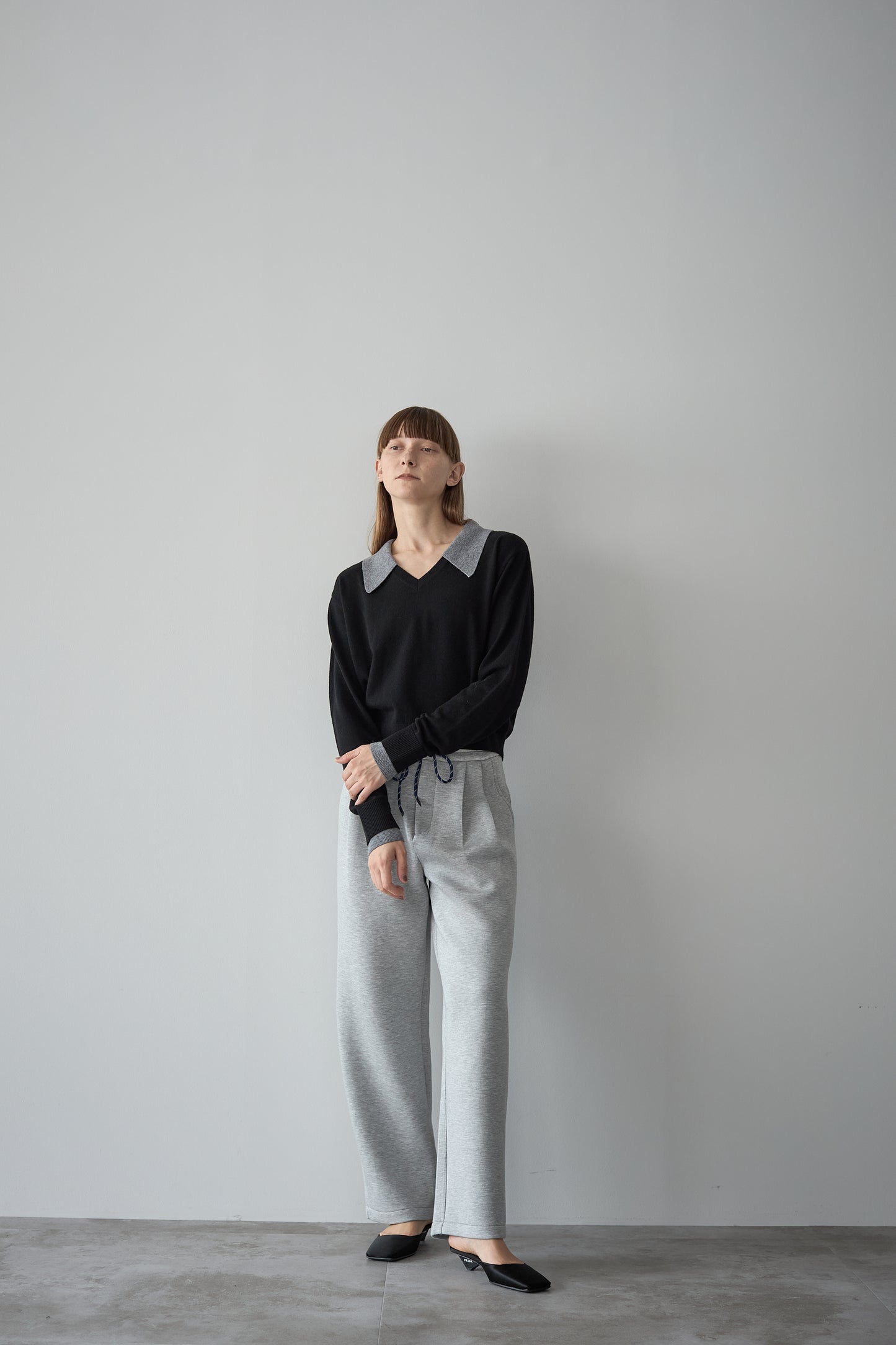 Vネックカラーニット【BLACK】