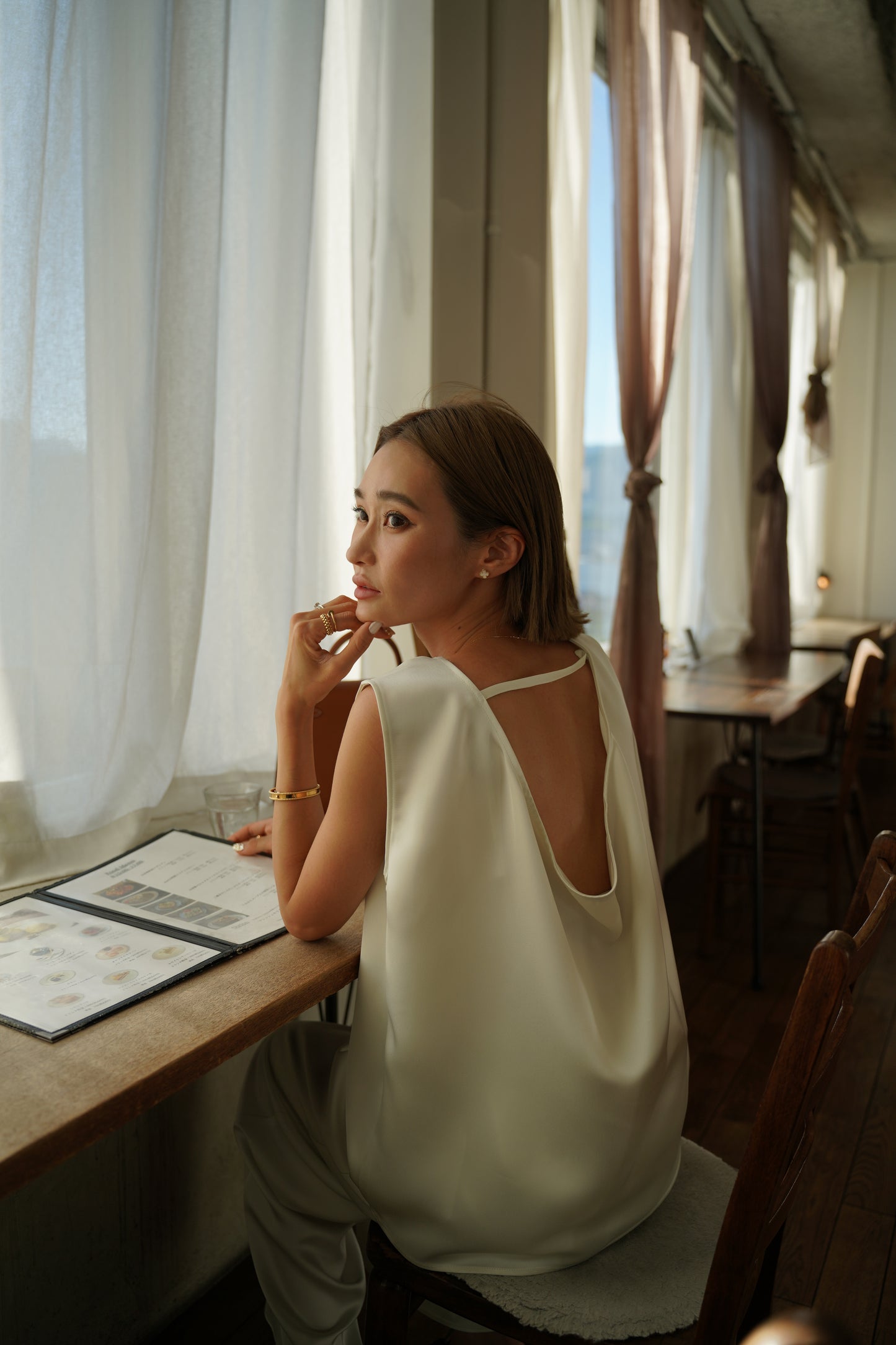 サテンノースリーブトップス【WHITE】