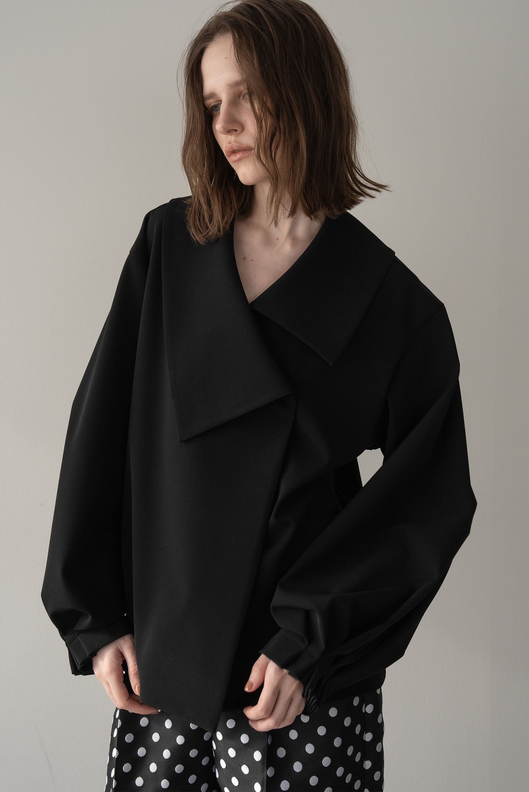 【新品未使用タグ付き】完売品　Ellie アシメントリーカラーブラウスBLACK アシメントリーカラーブラウス【BLACK】 – ELLIE