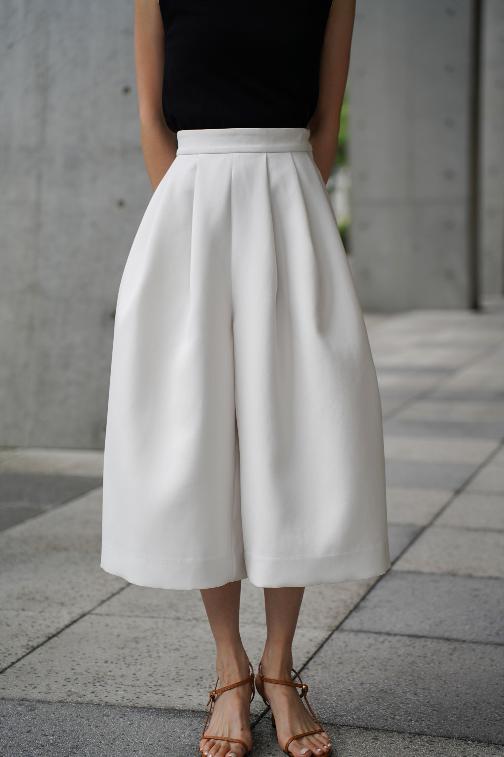 予約販売8月下旬配送】ワイドクロップドパンツ【WHITE】 – ELLIE