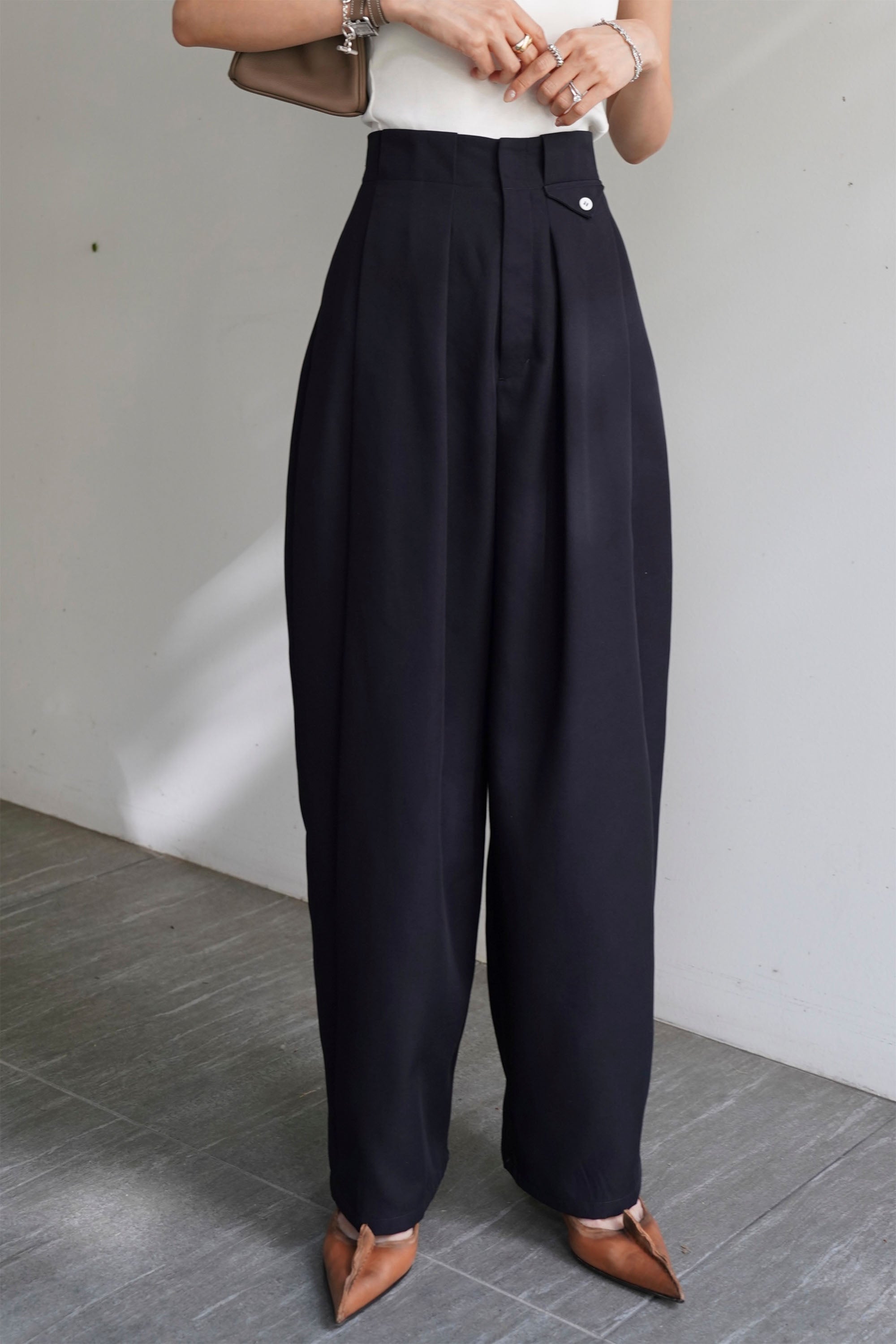 予約販売7月中旬配送】タックトラウザーズ【NAVY】 – ELLIE