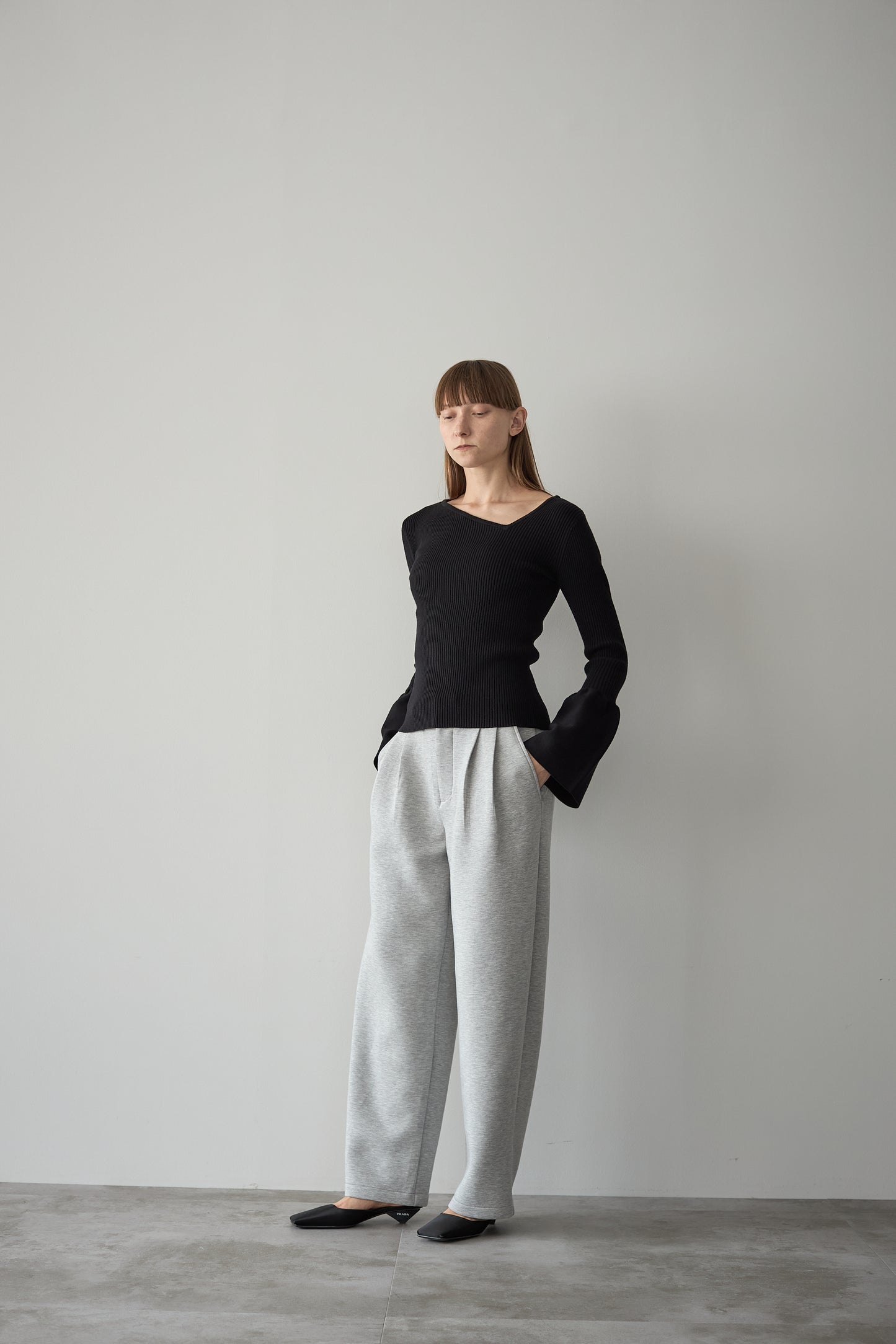 フレアスリーブアシメカットニット【BLACK】