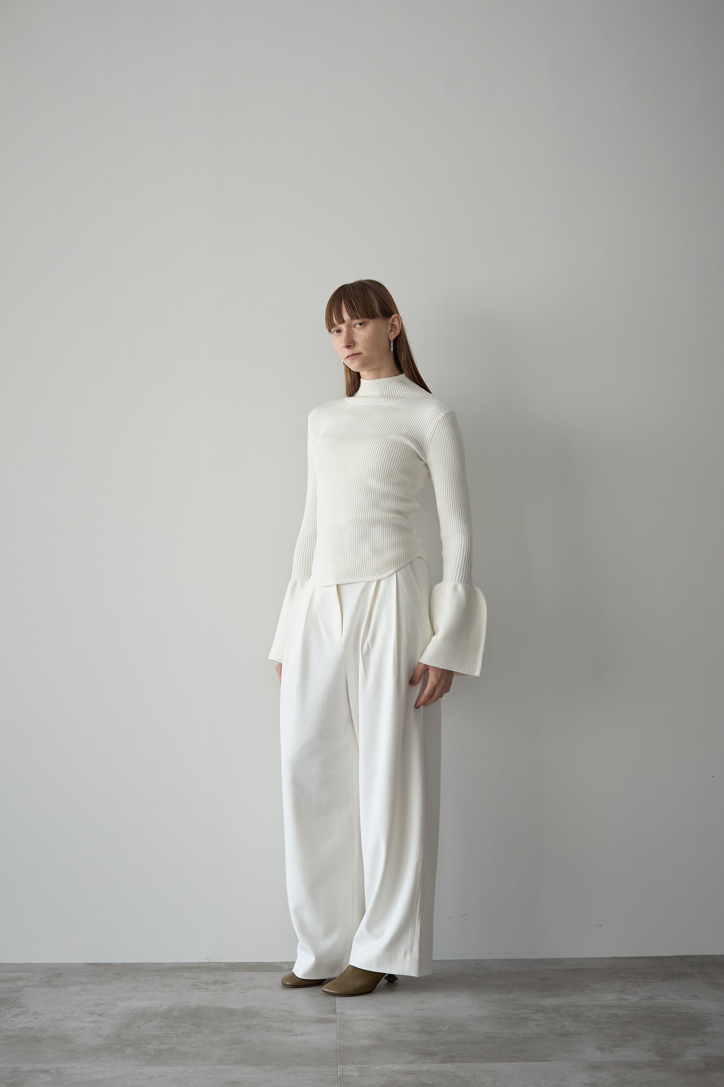 フレアスリーブタートルニット【WHITE】