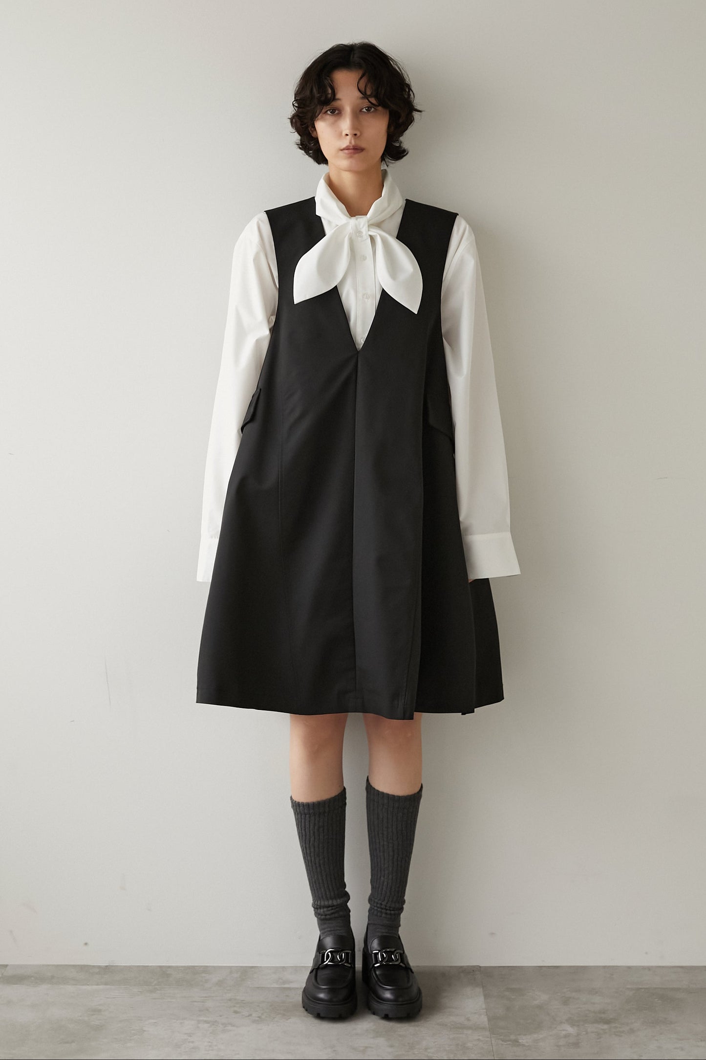 Vネックミニドレス【BLACK】