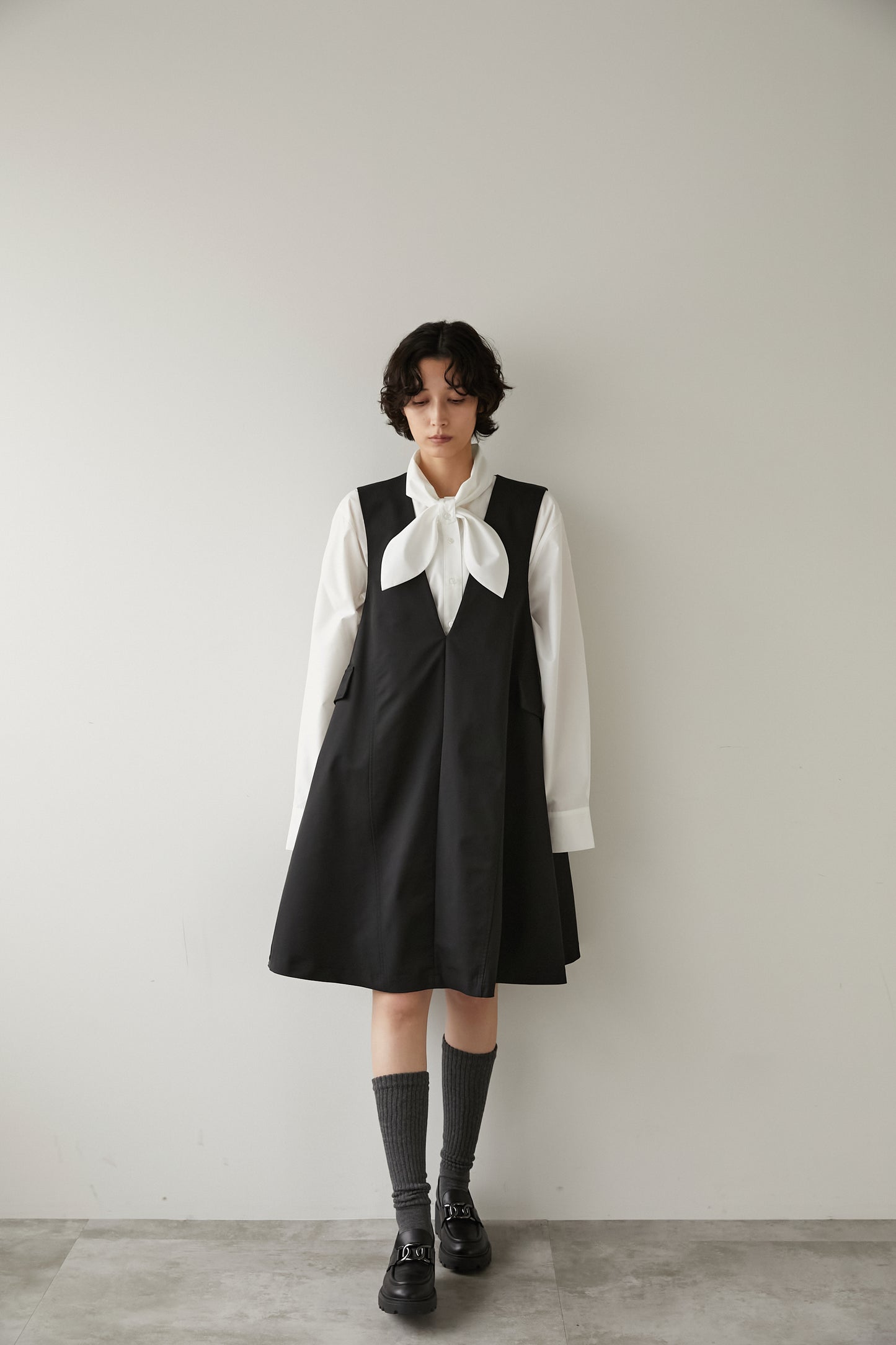 Vネックミニドレス【BLACK】