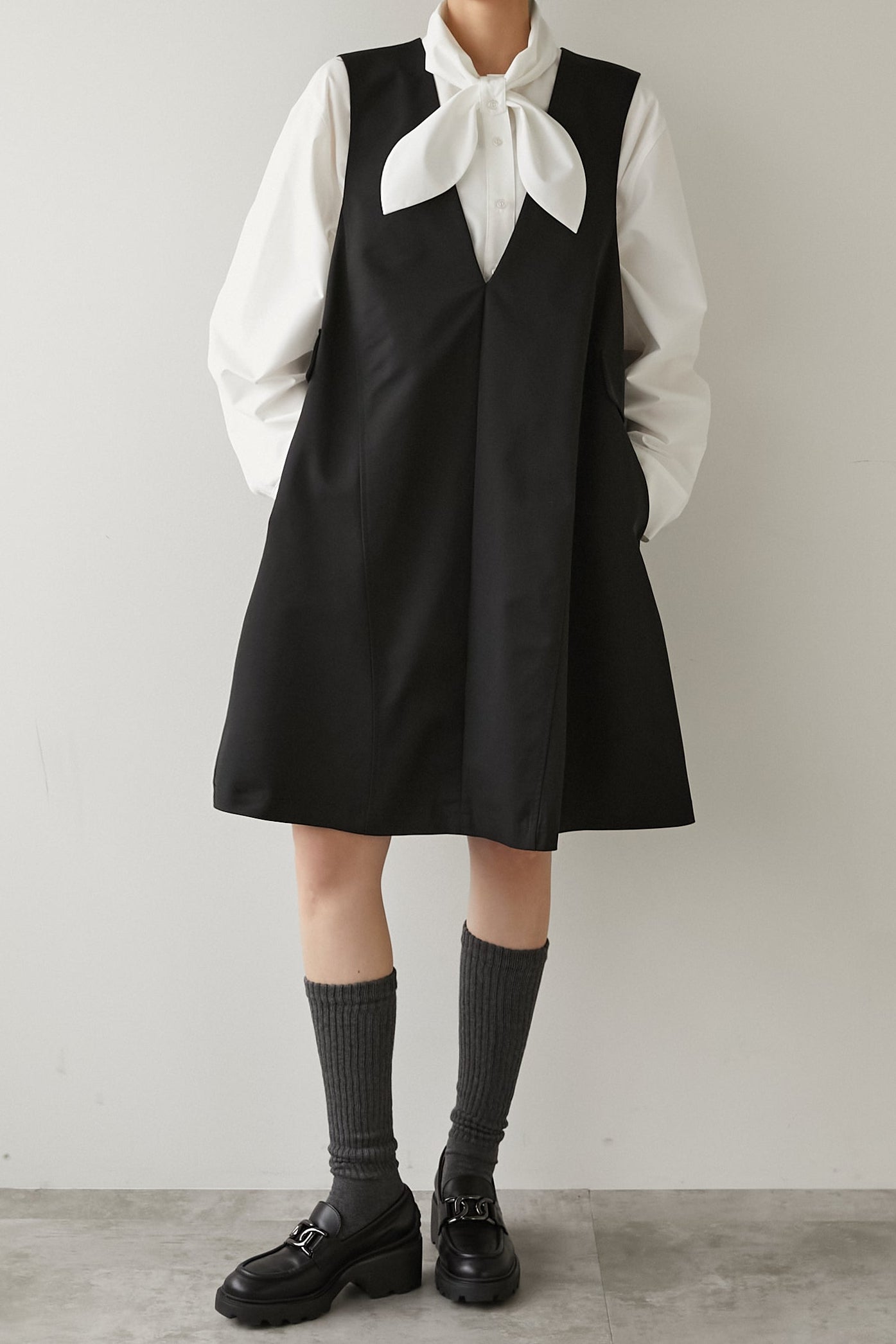 Vネックミニドレス【BLACK】