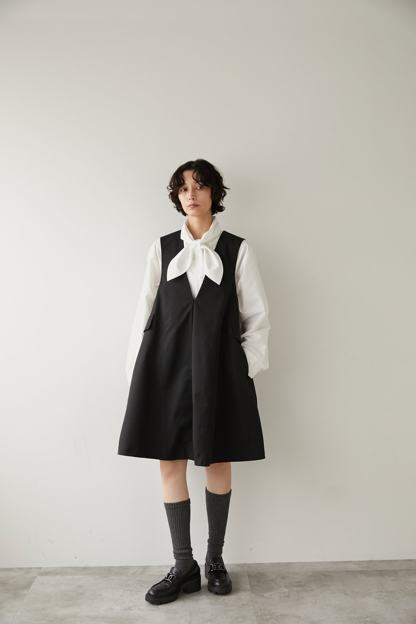 Vネックミニドレス【BLACK】