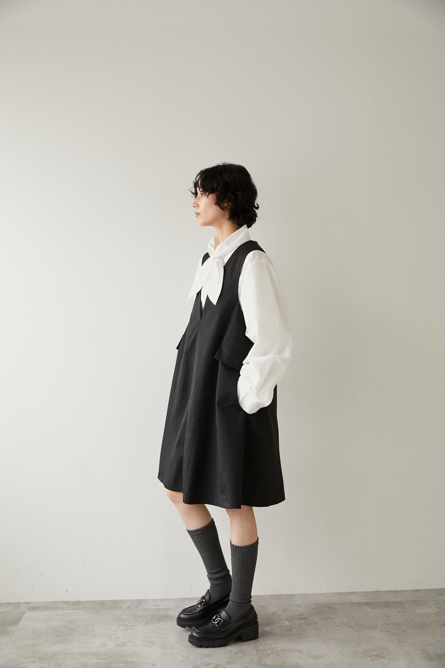 Vネックミニドレス【BLACK】