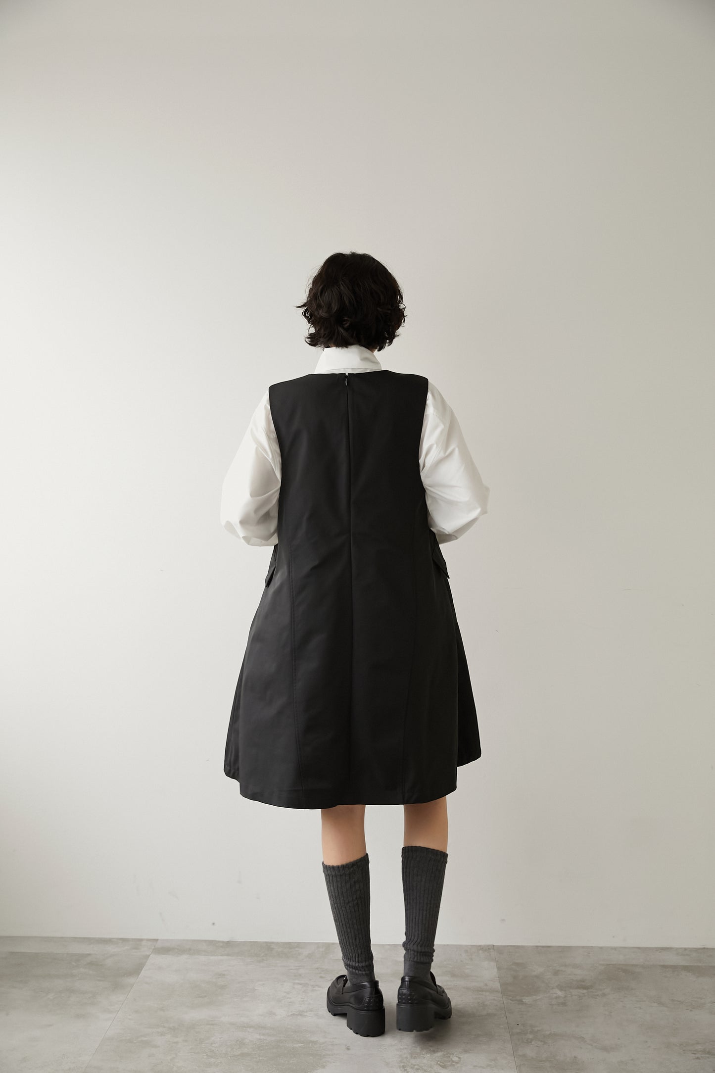 Vネックミニドレス【BLACK】