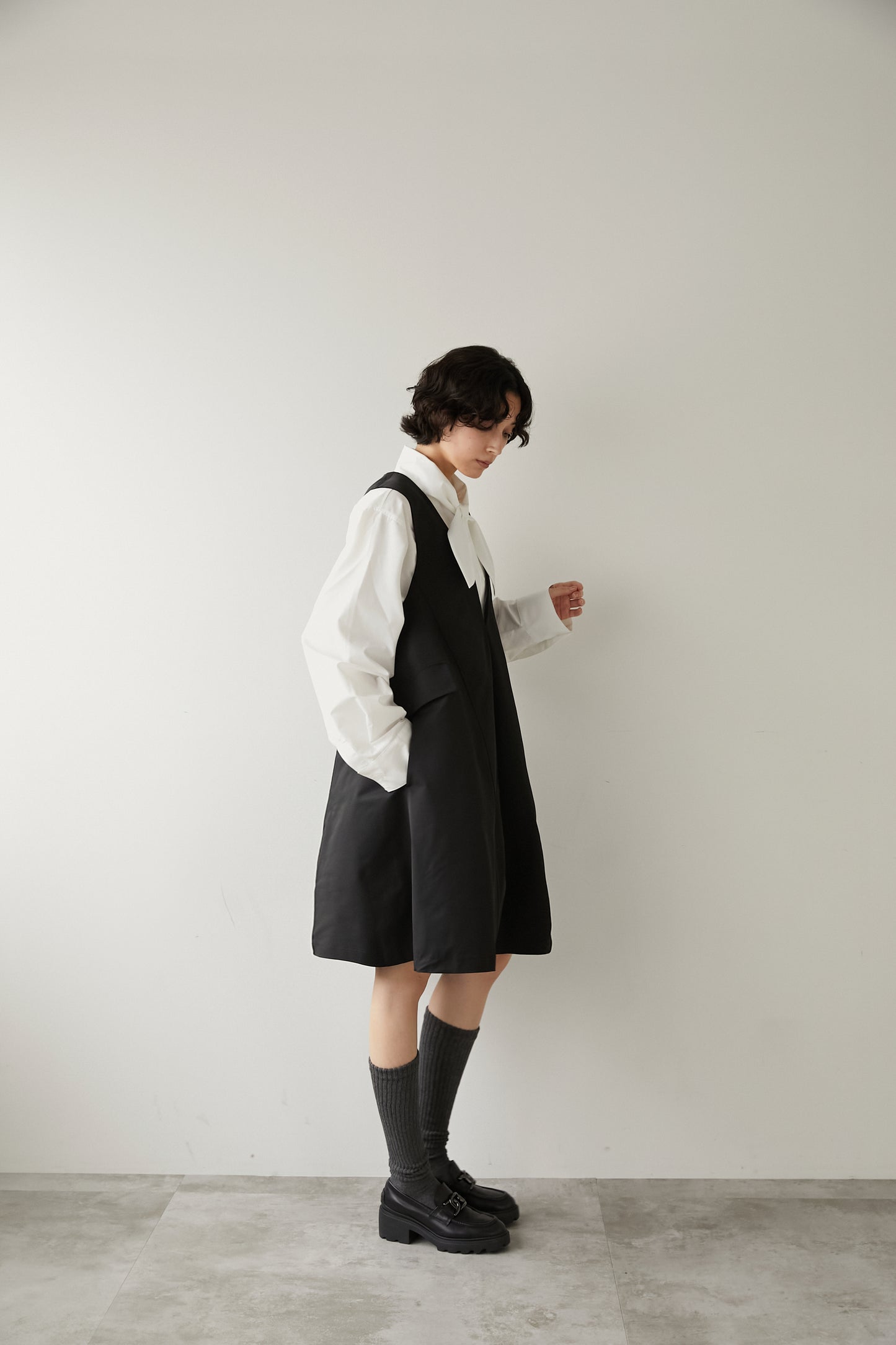 Vネックミニドレス【BLACK】