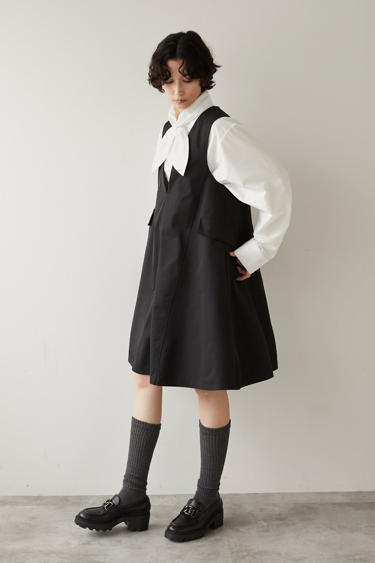 Vネックミニドレス【BLACK】