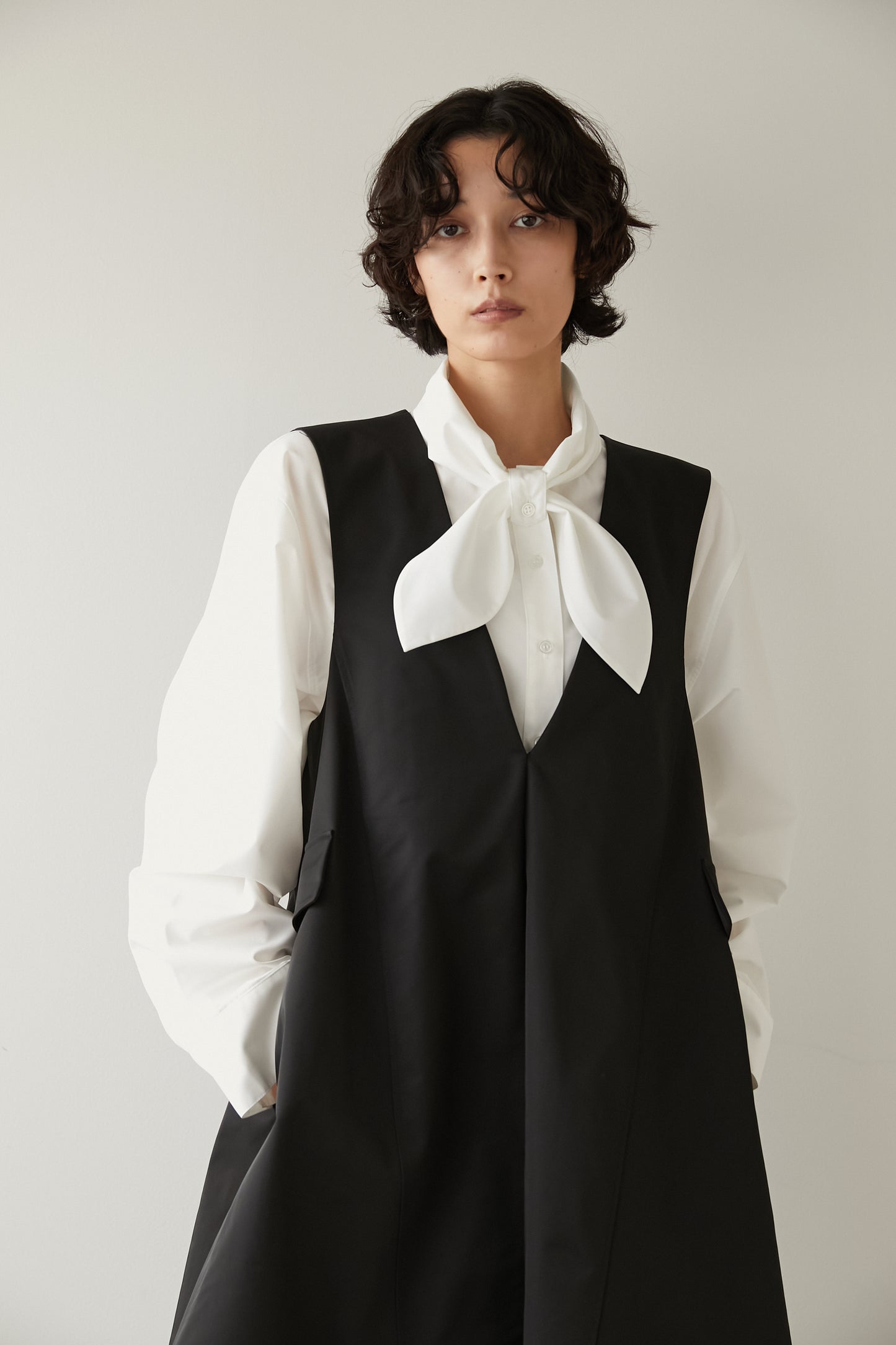 Vネックミニドレス【BLACK】