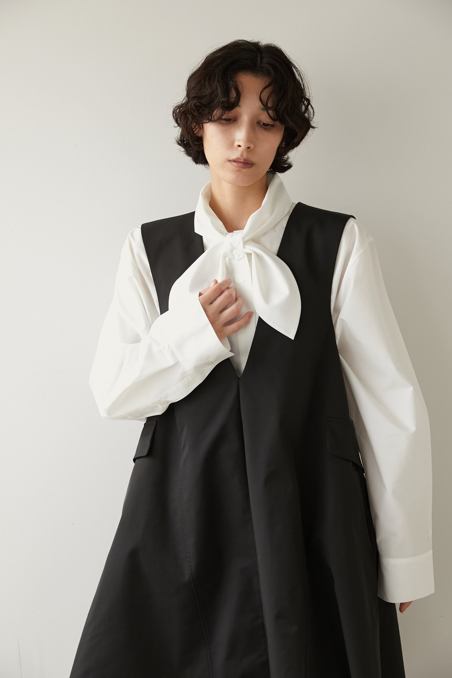 Vネックミニドレス【BLACK】