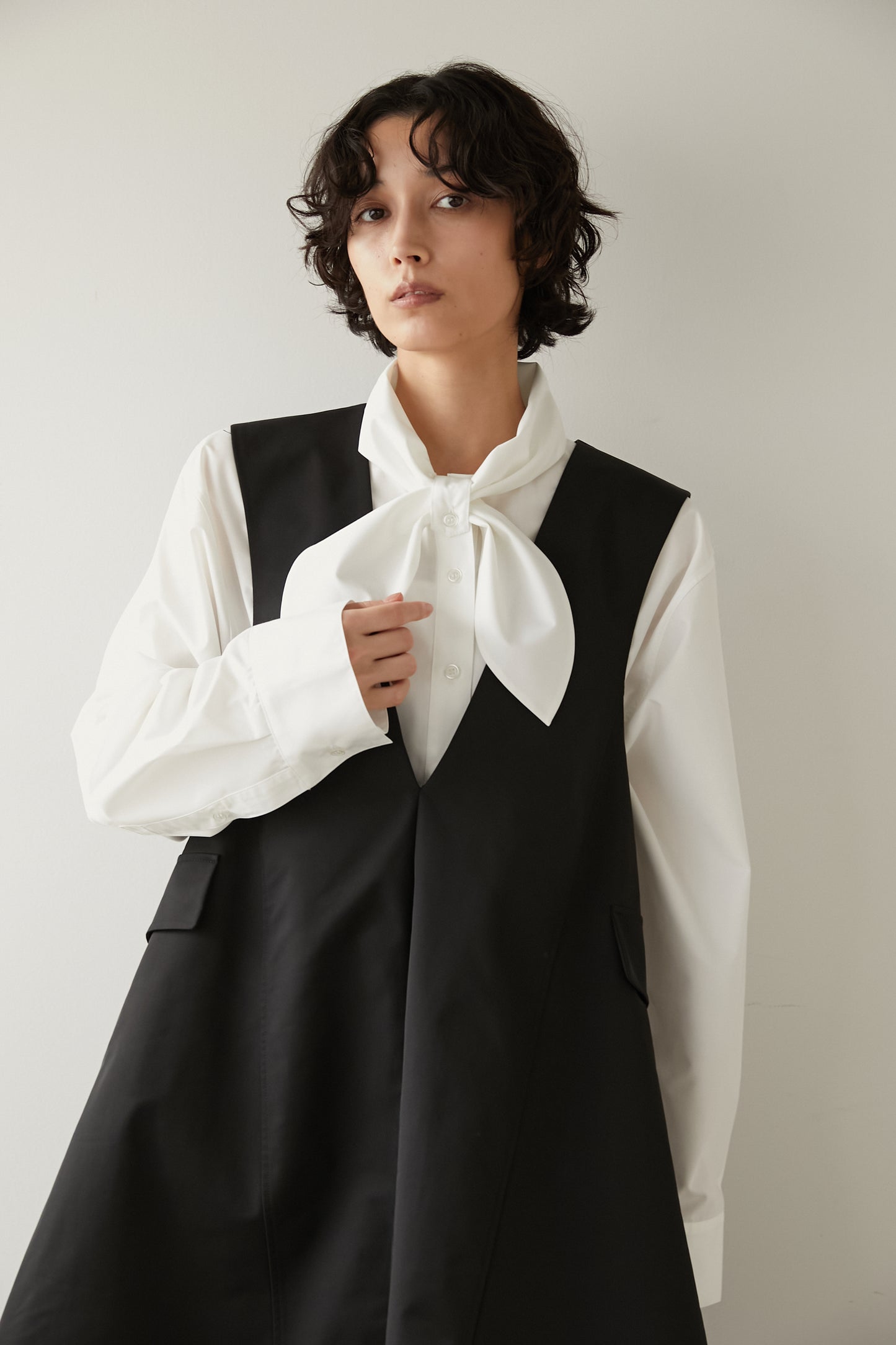 Vネックミニドレス【BLACK】
