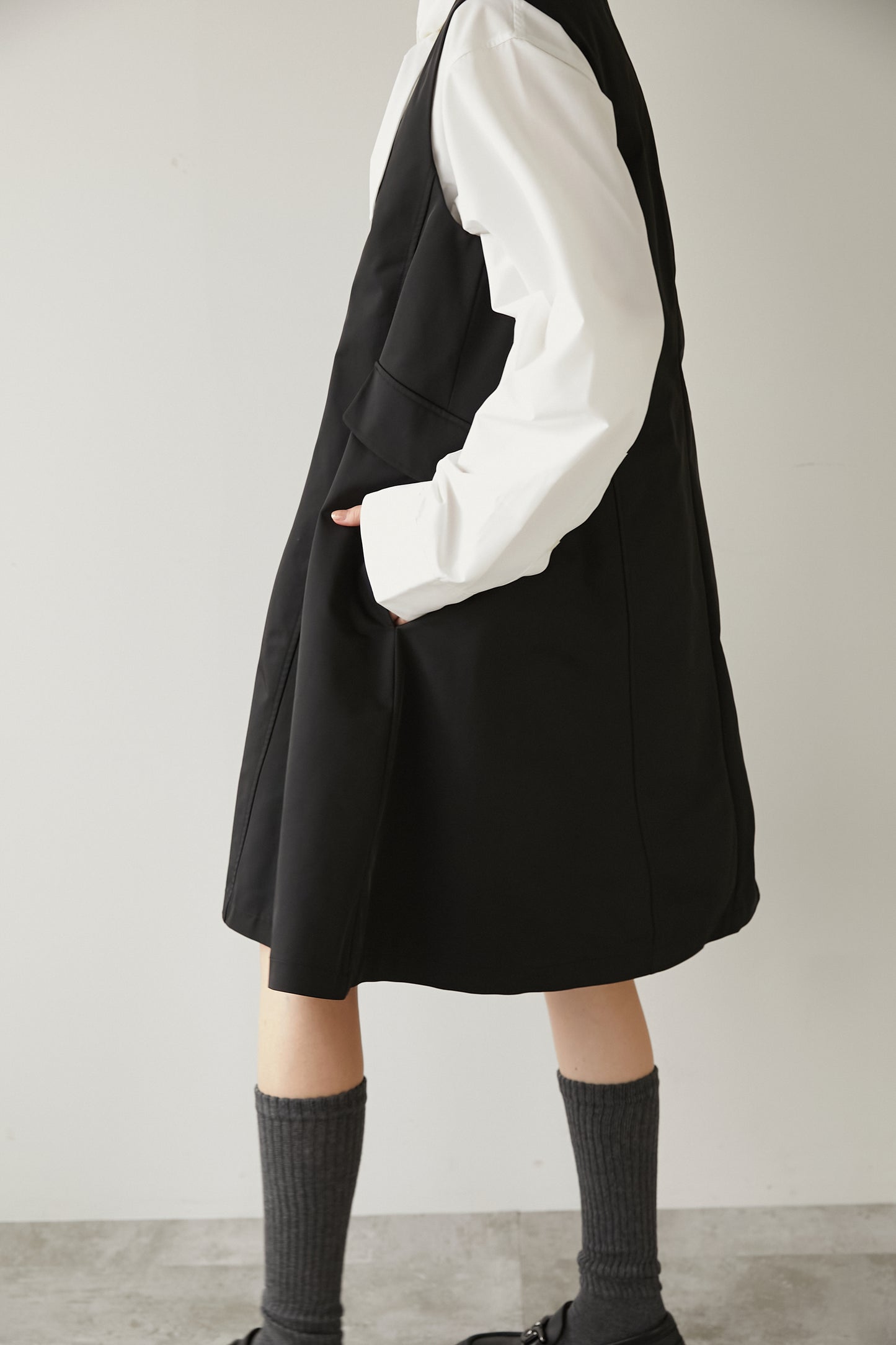 Vネックミニドレス【BLACK】