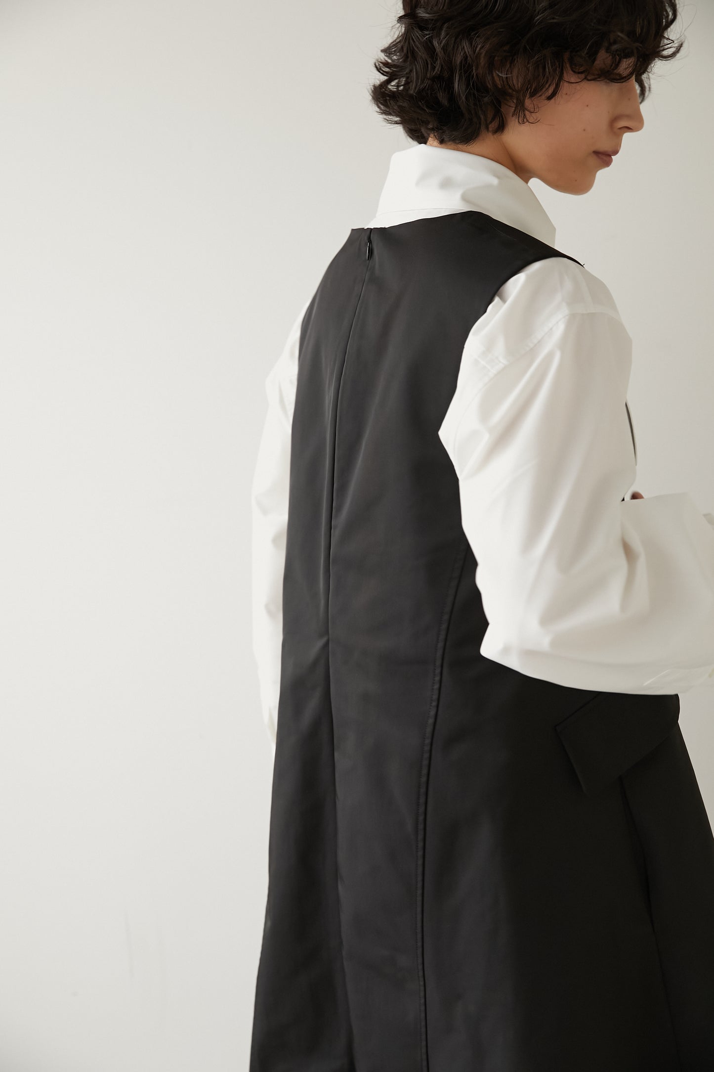 Vネックミニドレス【BLACK】