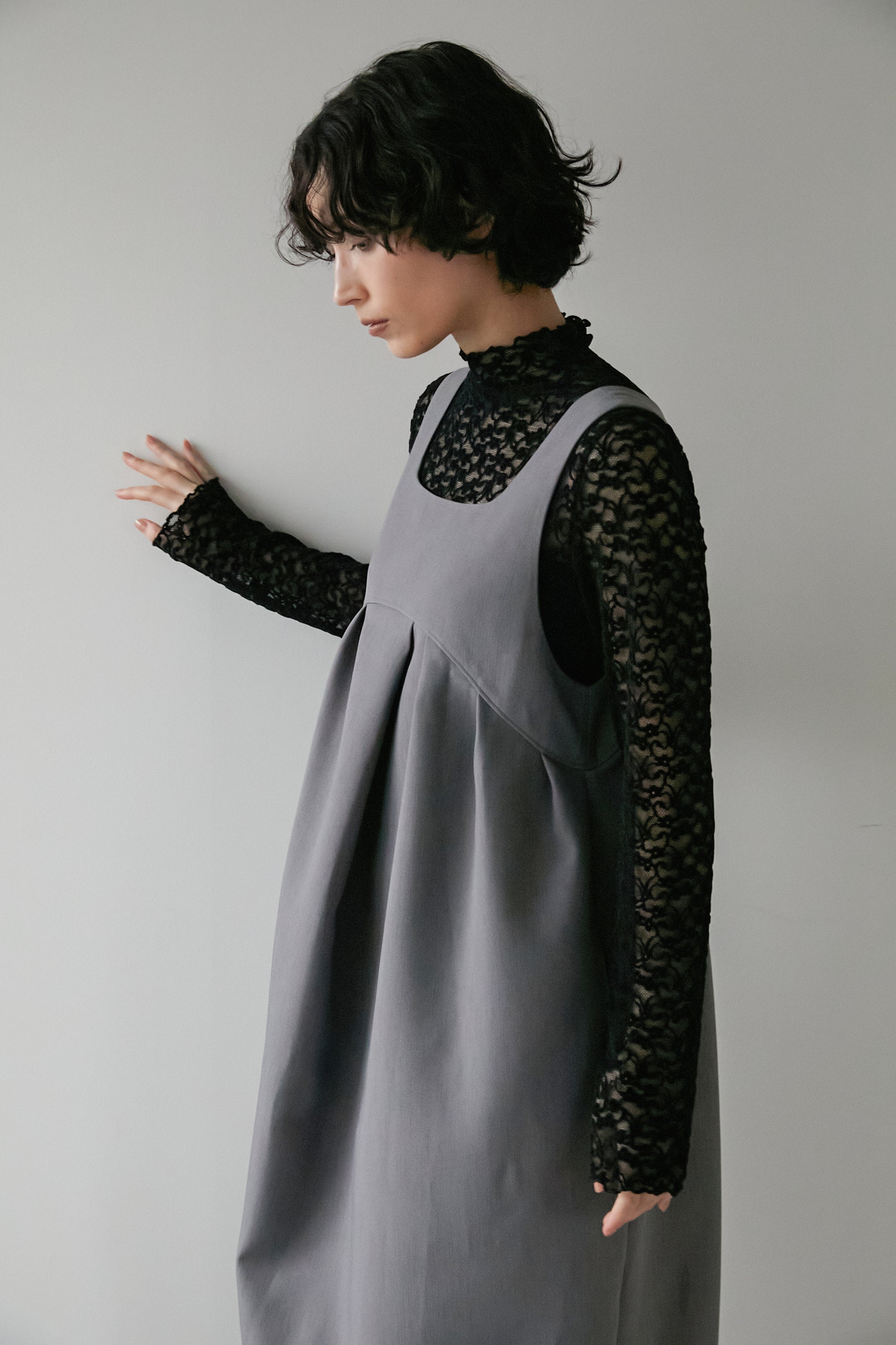ellie サテンレーストップス【BLACK】 フラワーレーストップス【BLACK】 – ELLIE