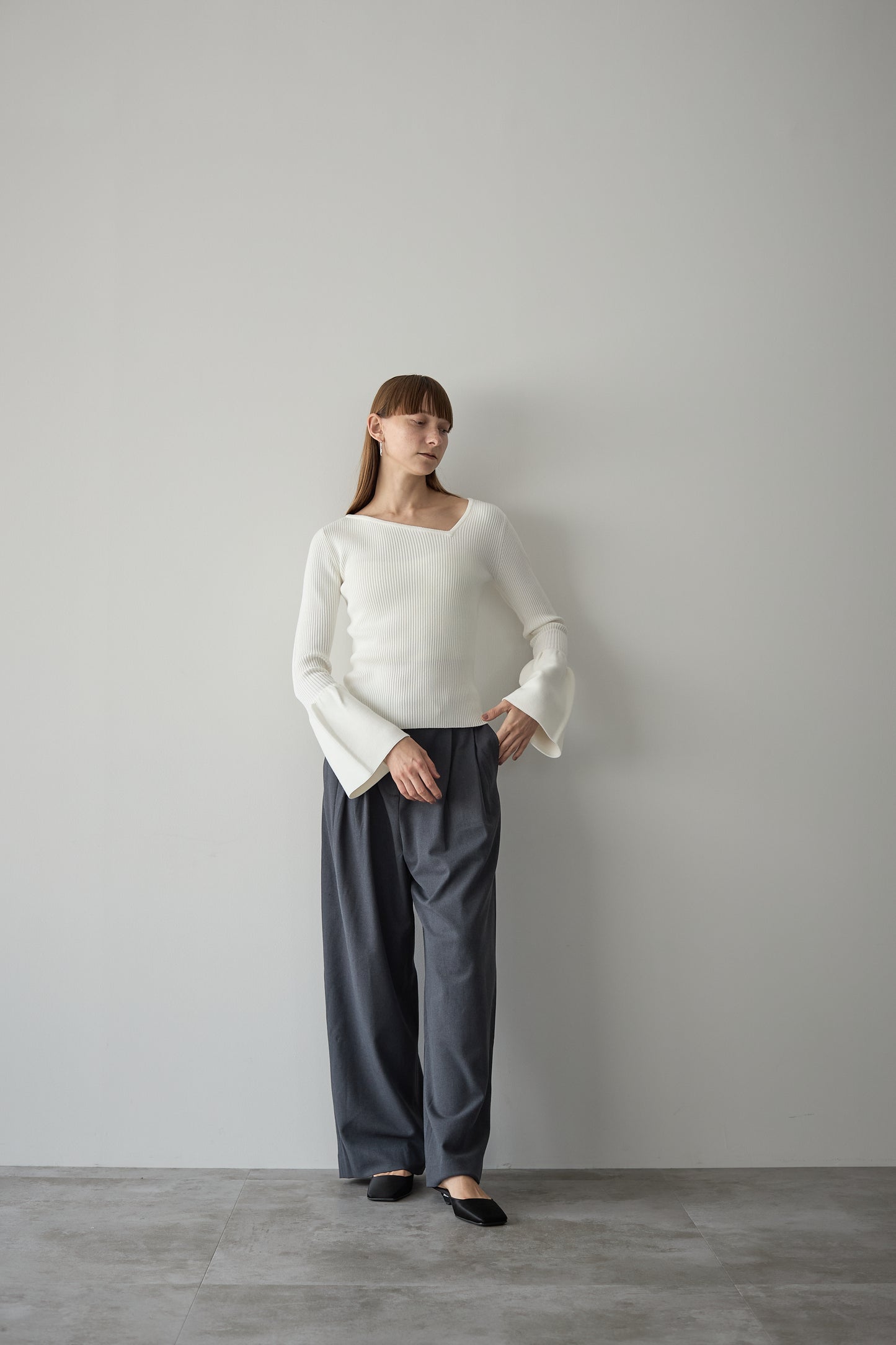 フレアスリーブアシメカットニット【WHITE】