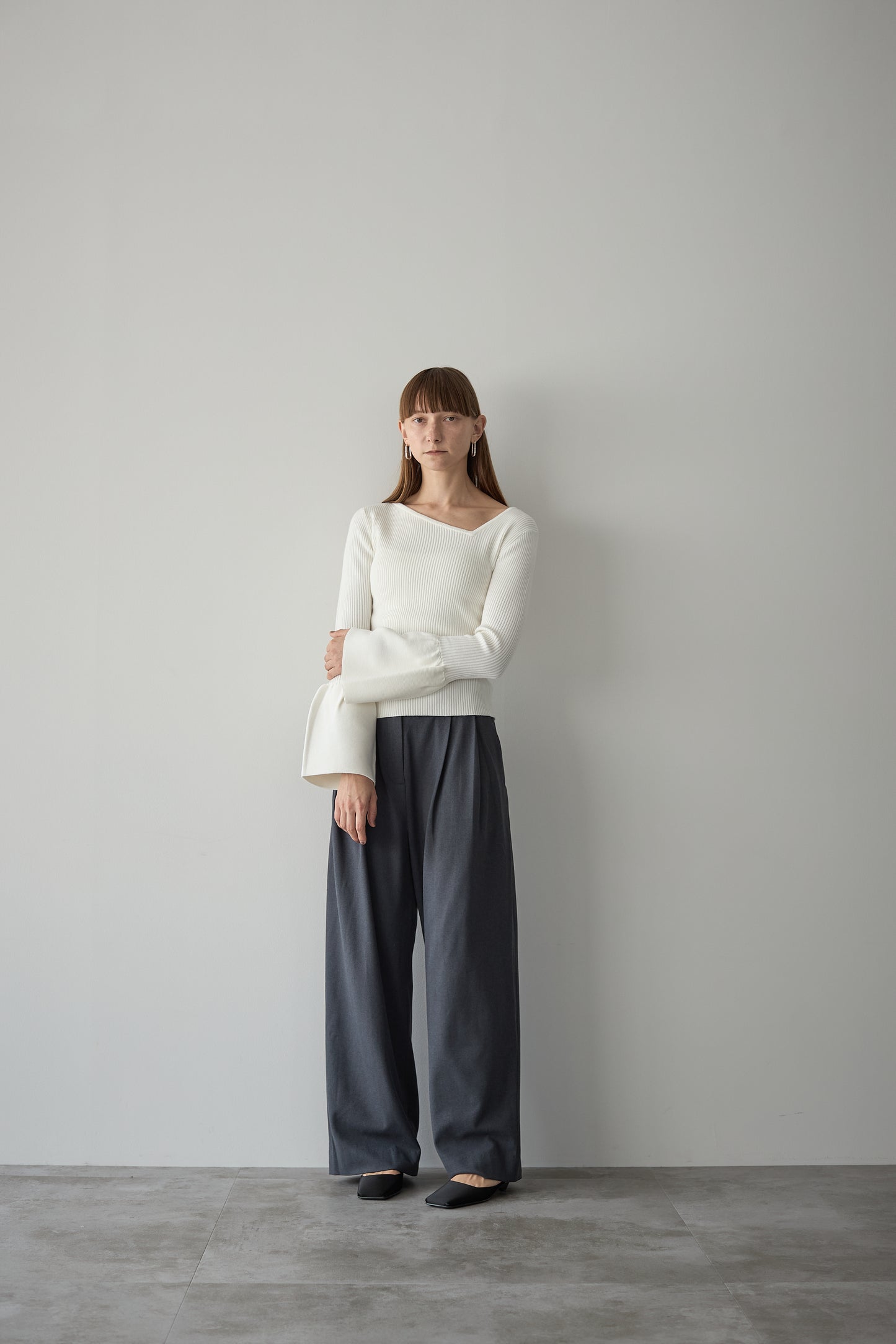 フレアスリーブアシメカットニット【WHITE】
