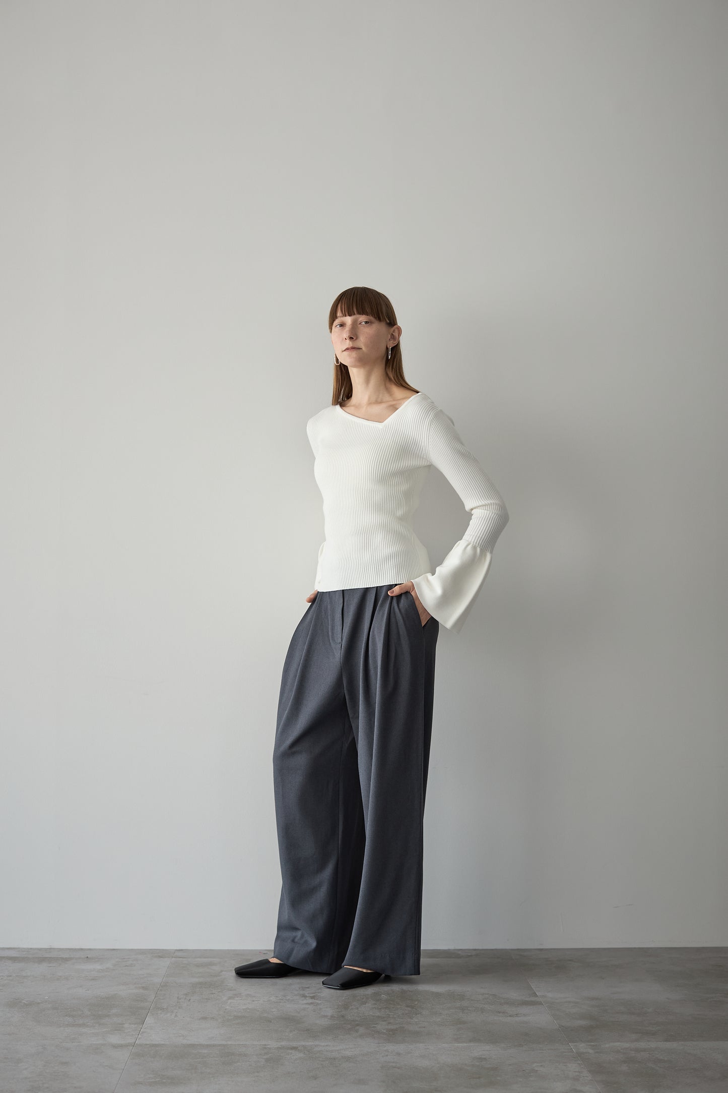 フレアスリーブアシメカットニット【WHITE】