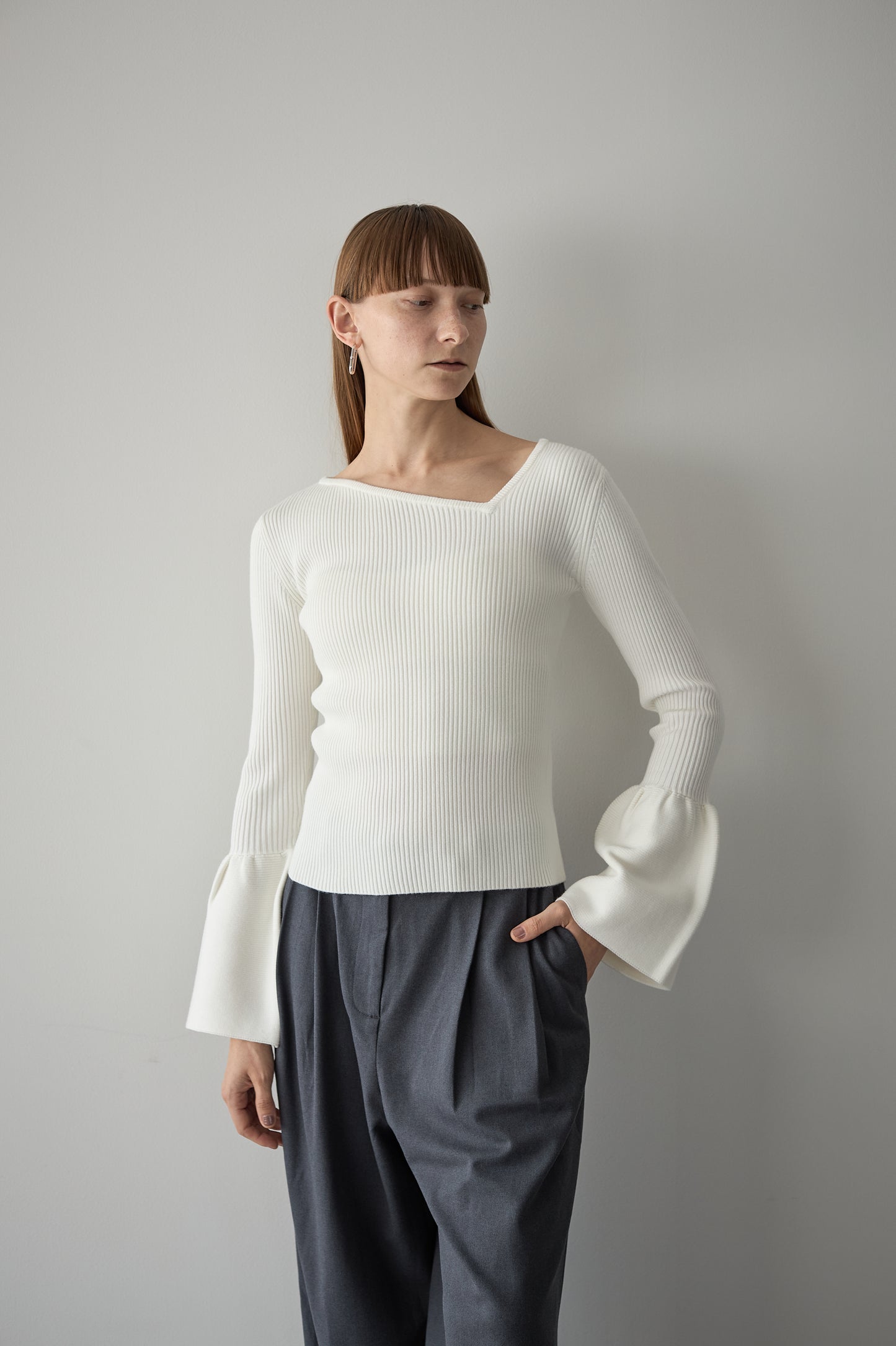 フレアスリーブアシメカットニット【WHITE】
