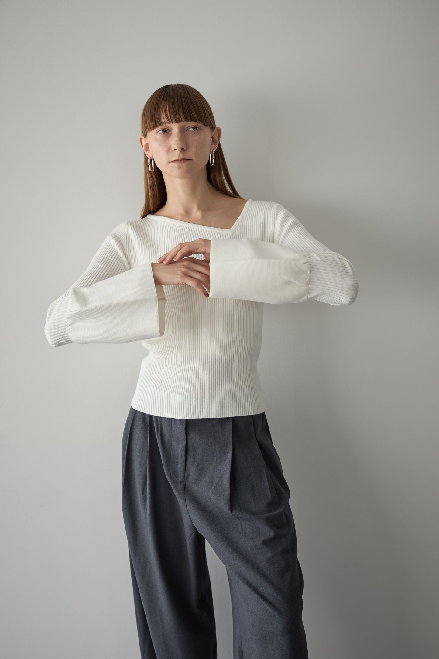 フレアスリーブアシメカットニット【WHITE】