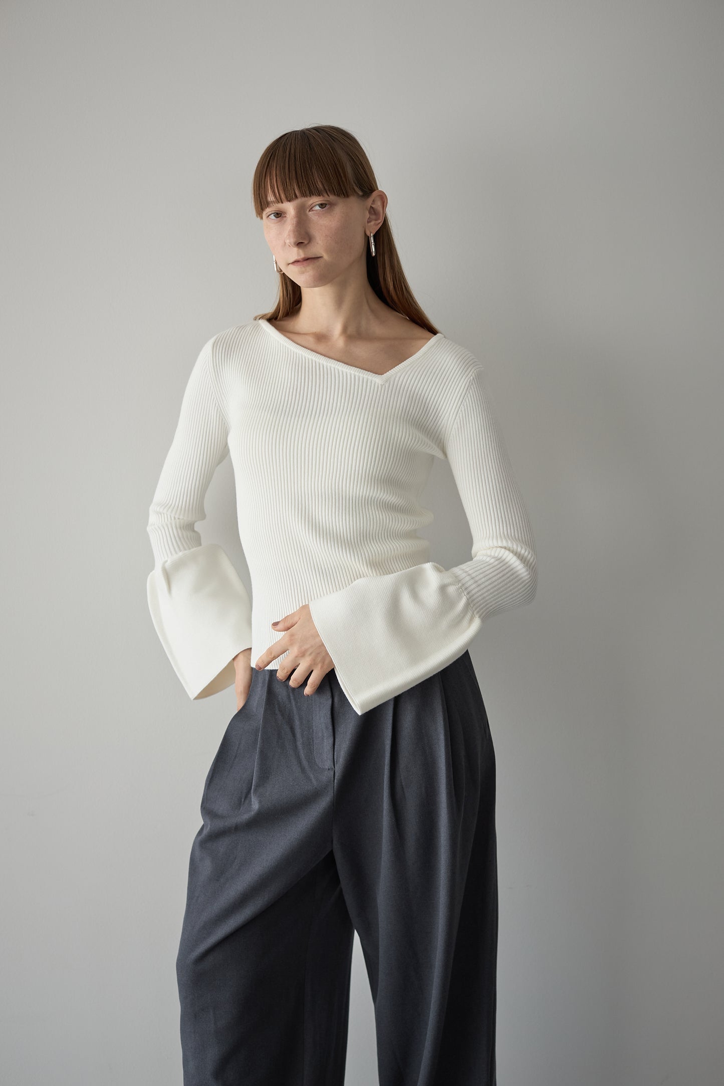 フレアスリーブアシメカットニット【WHITE】