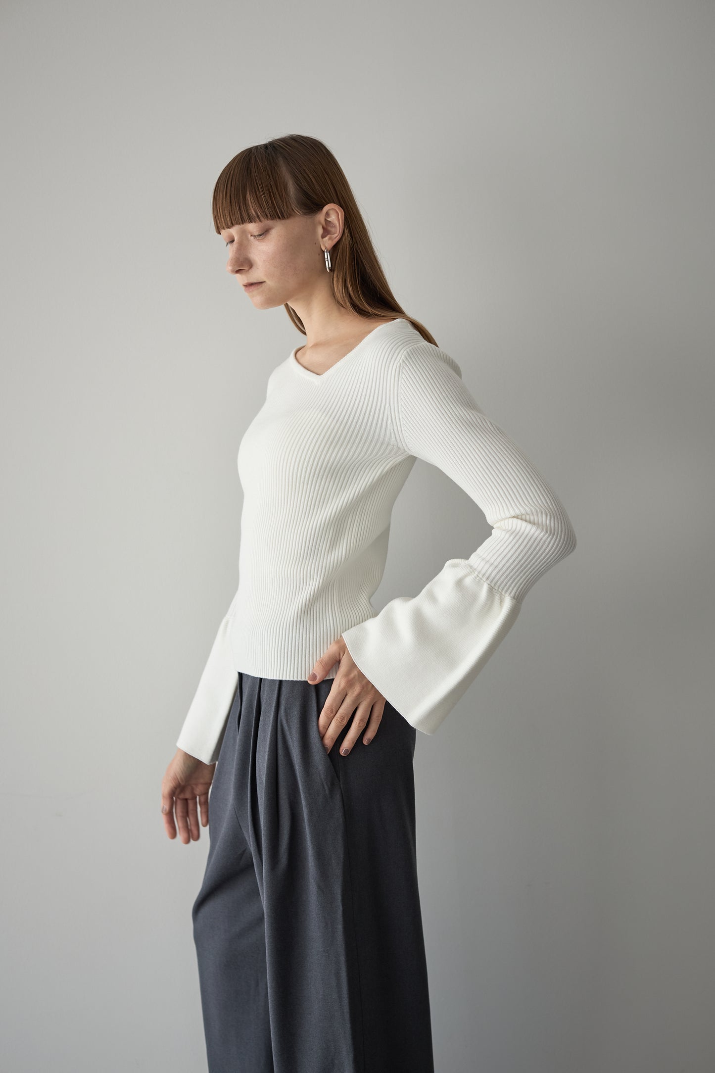 フレアスリーブアシメカットニット【WHITE】