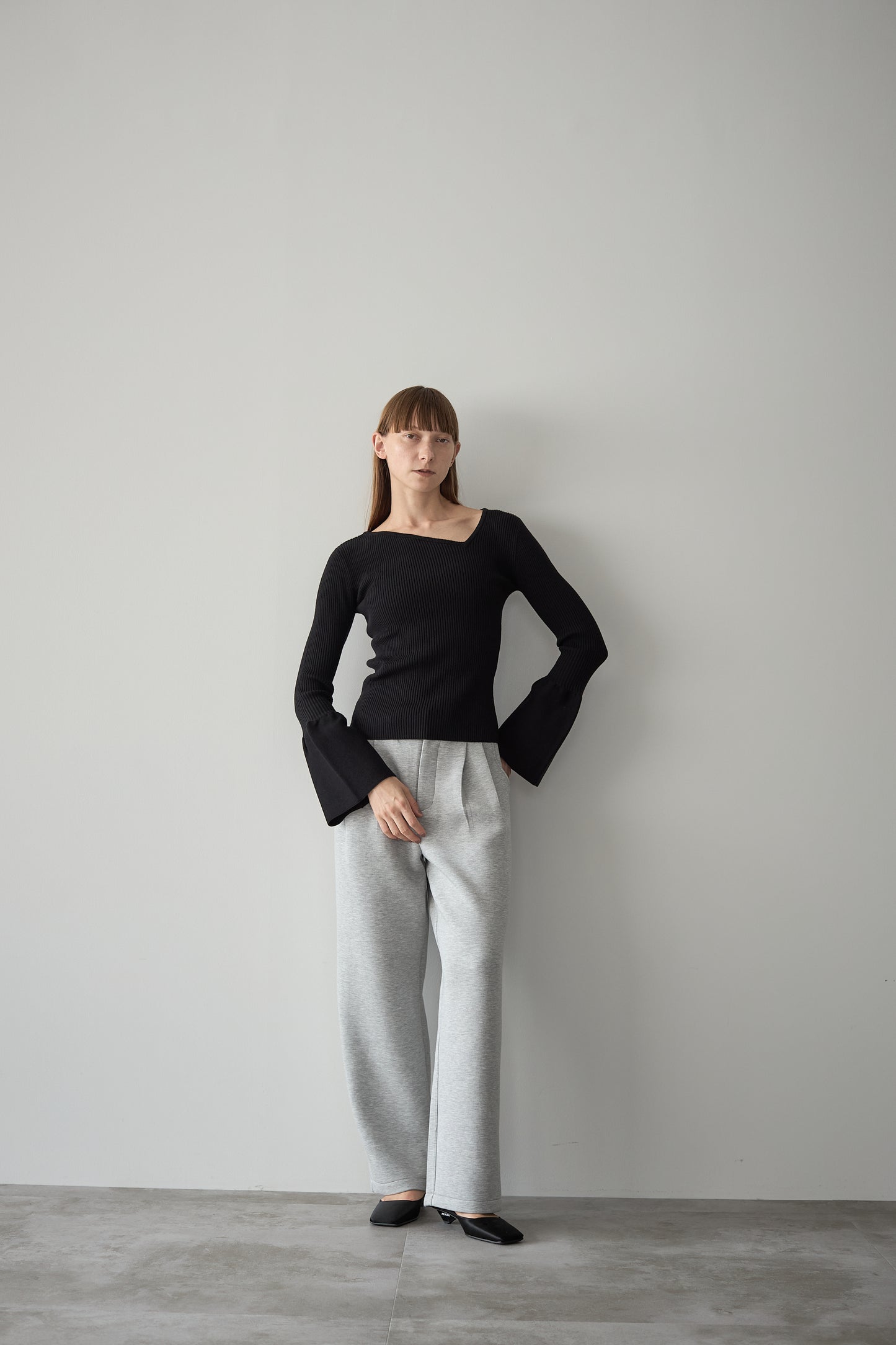 フレアスリーブアシメカットニット【BLACK】