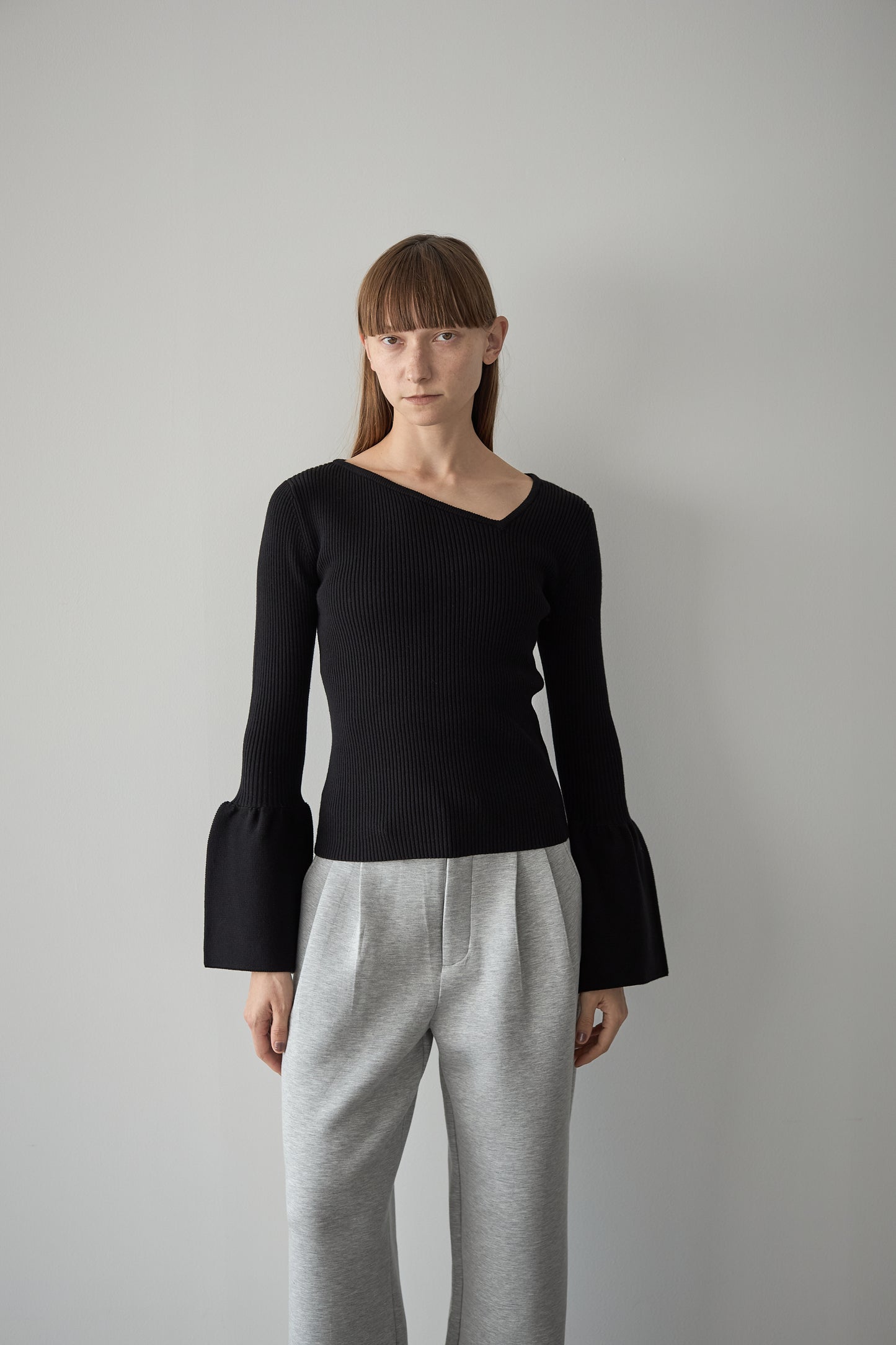 フレアスリーブアシメカットニット【BLACK】
