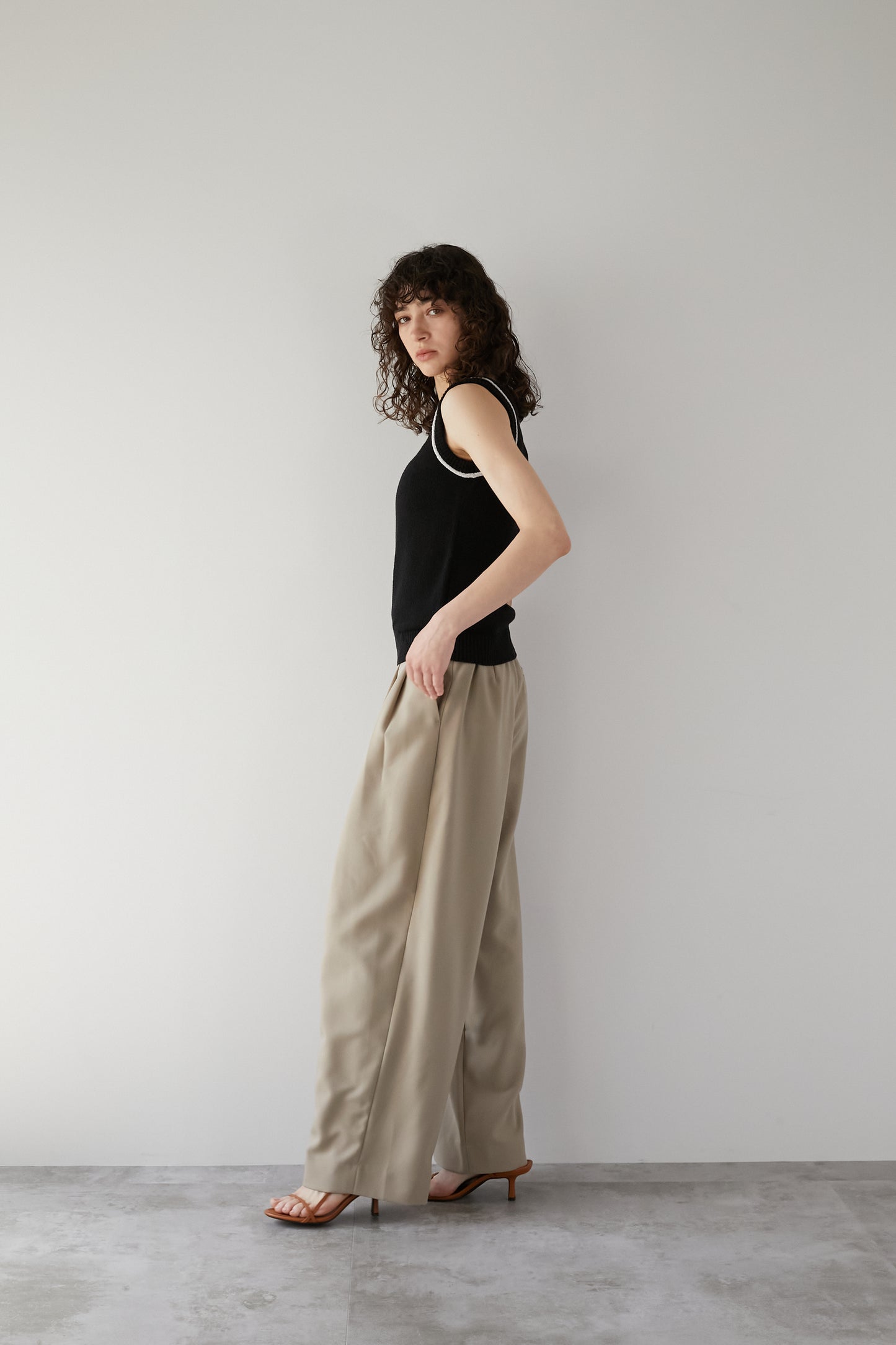 Line sleeveless knit [BLACK]