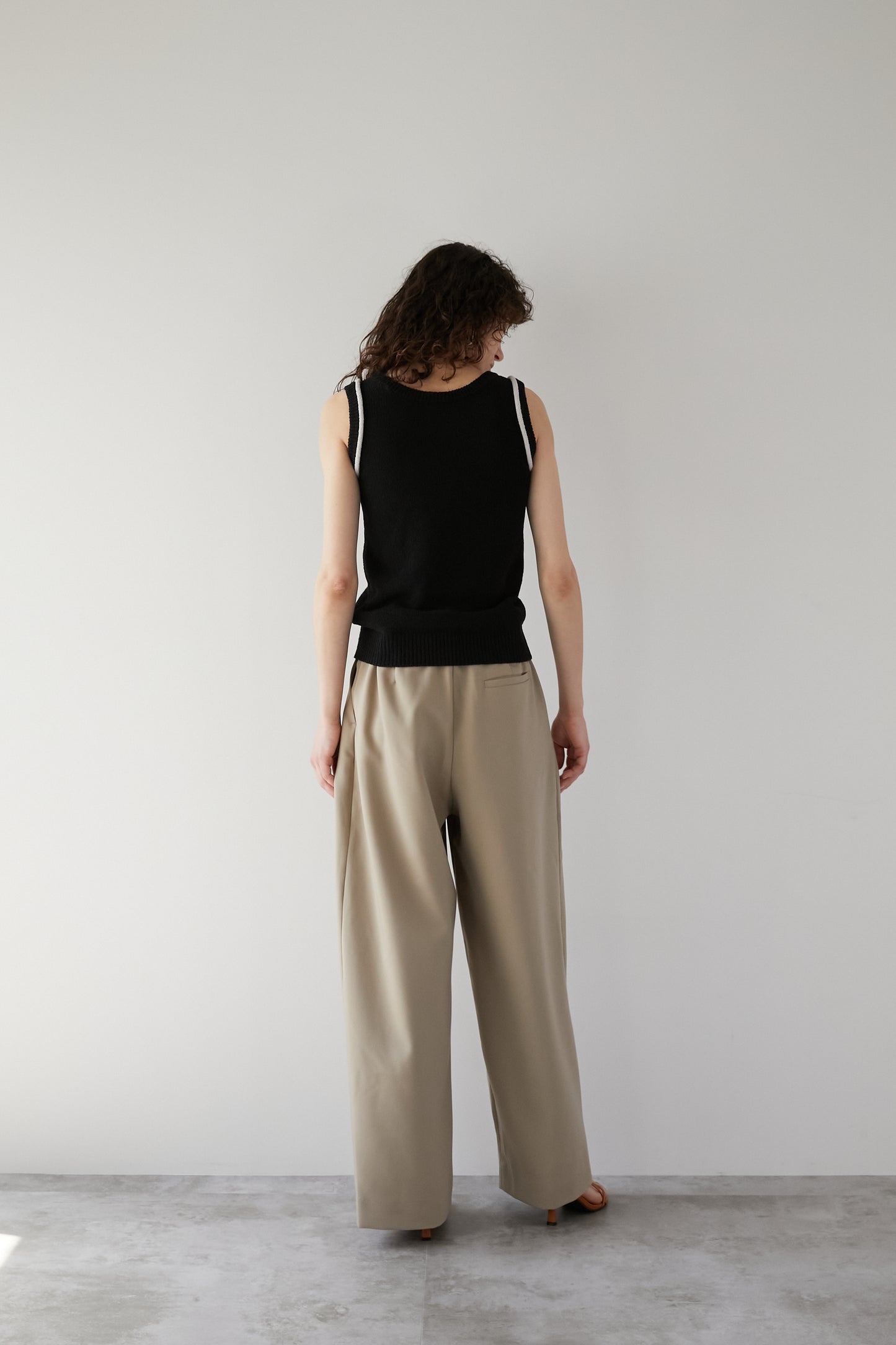 Line sleeveless knit [BLACK]