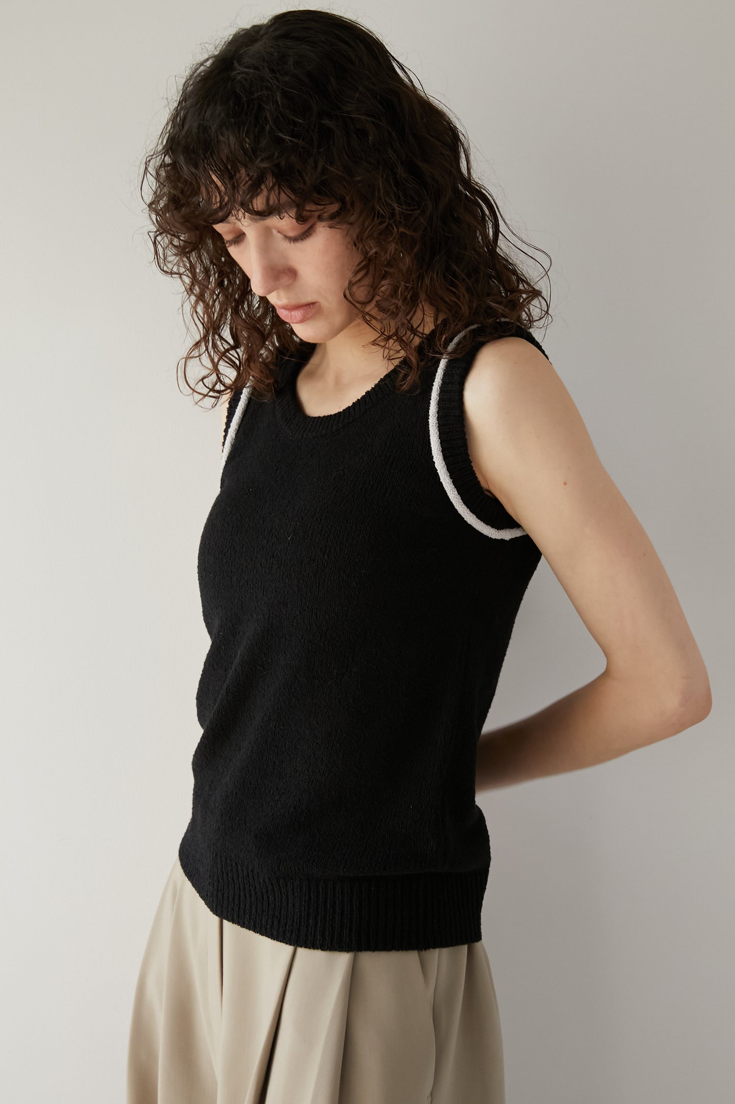 Line sleeveless knit [BLACK]