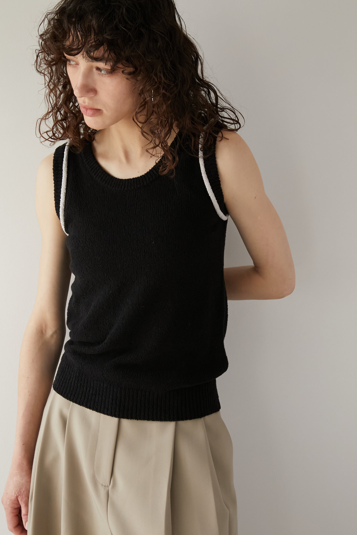 Line sleeveless knit [BLACK]