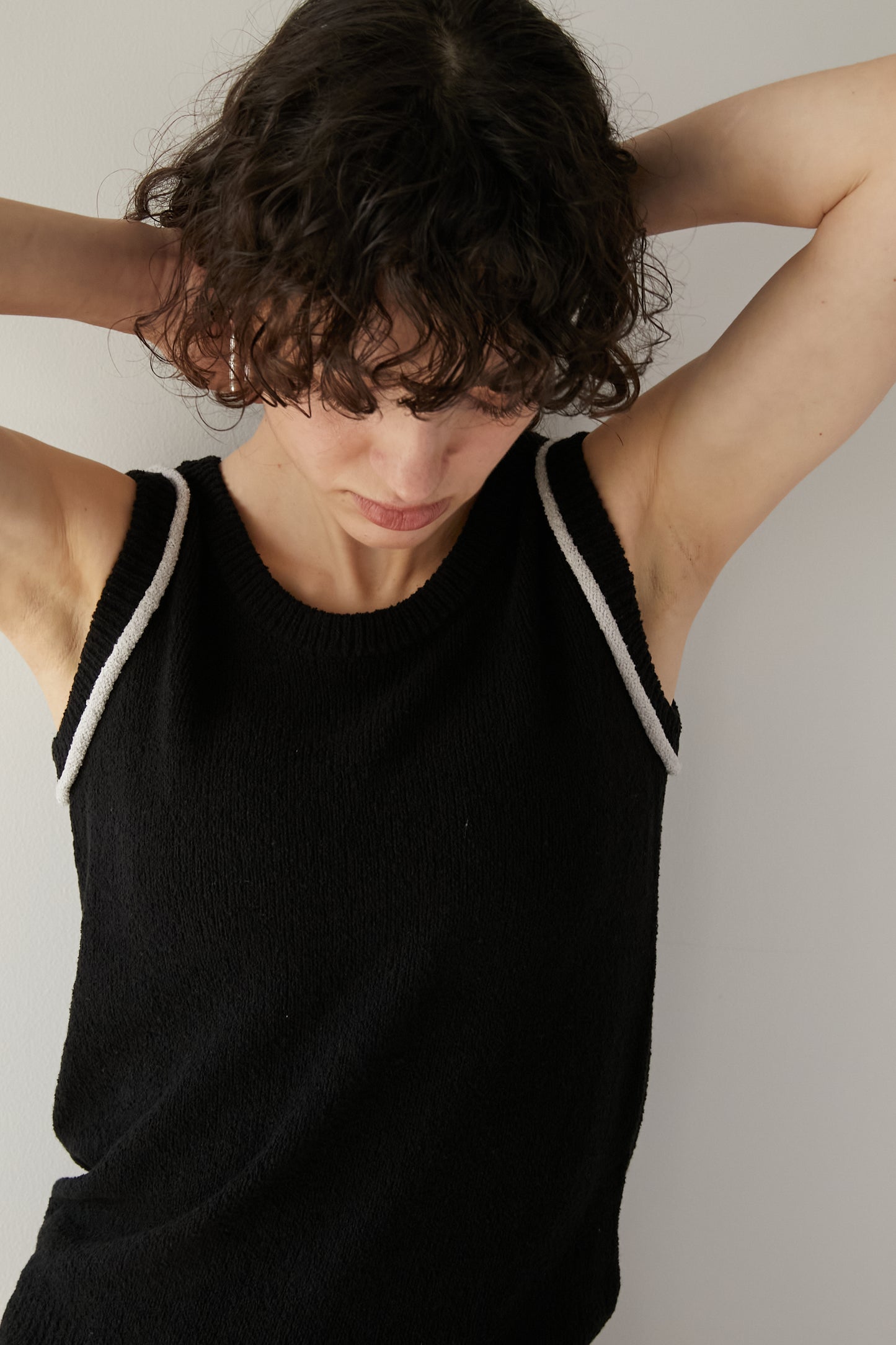 Line sleeveless knit [BLACK]