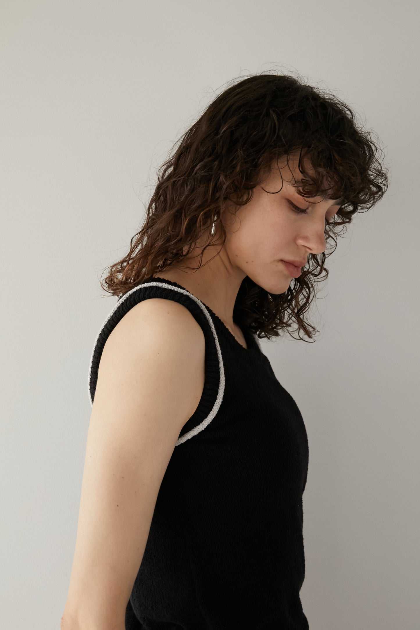 Line sleeveless knit [BLACK]
