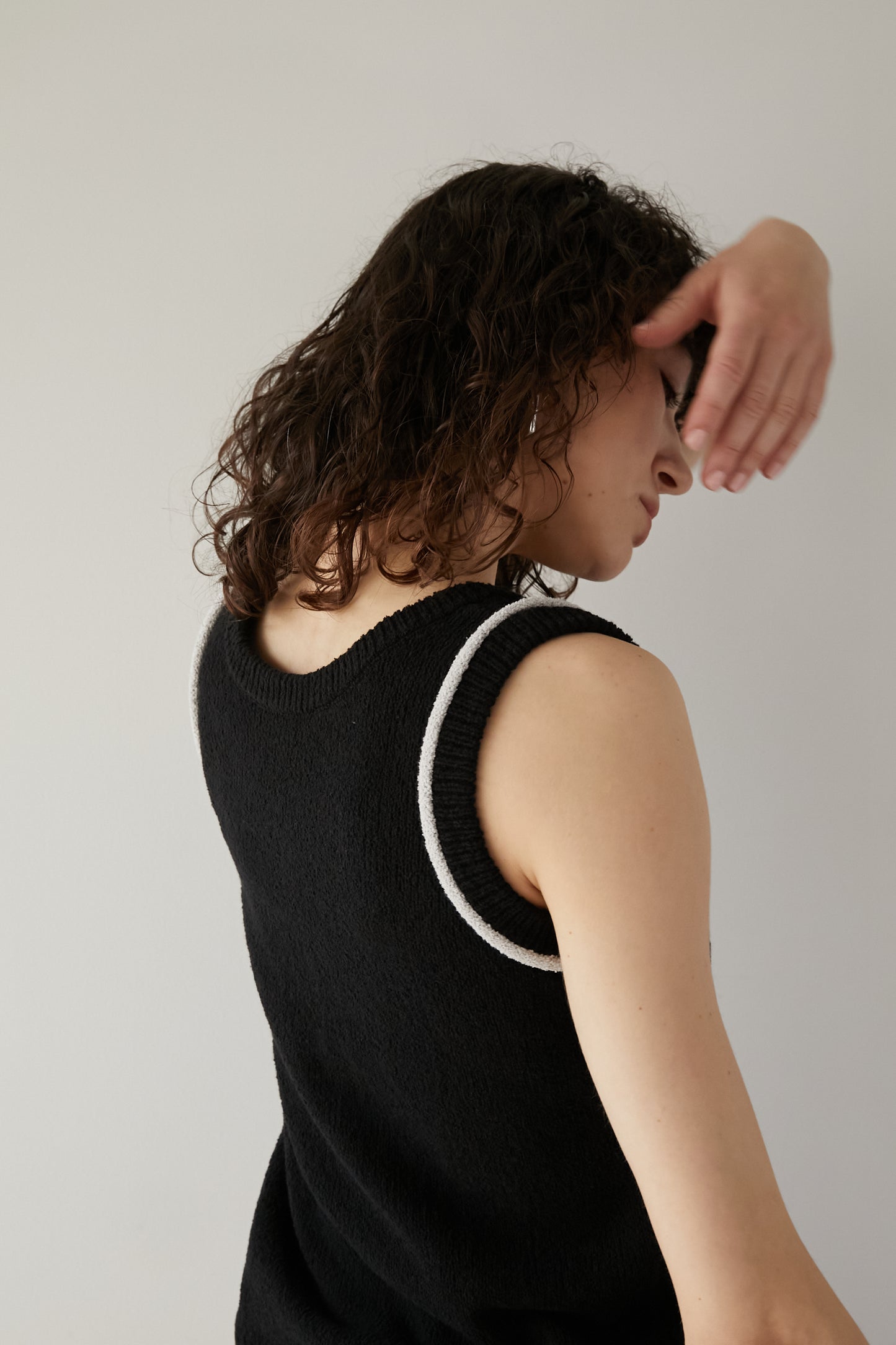 Line sleeveless knit [BLACK]