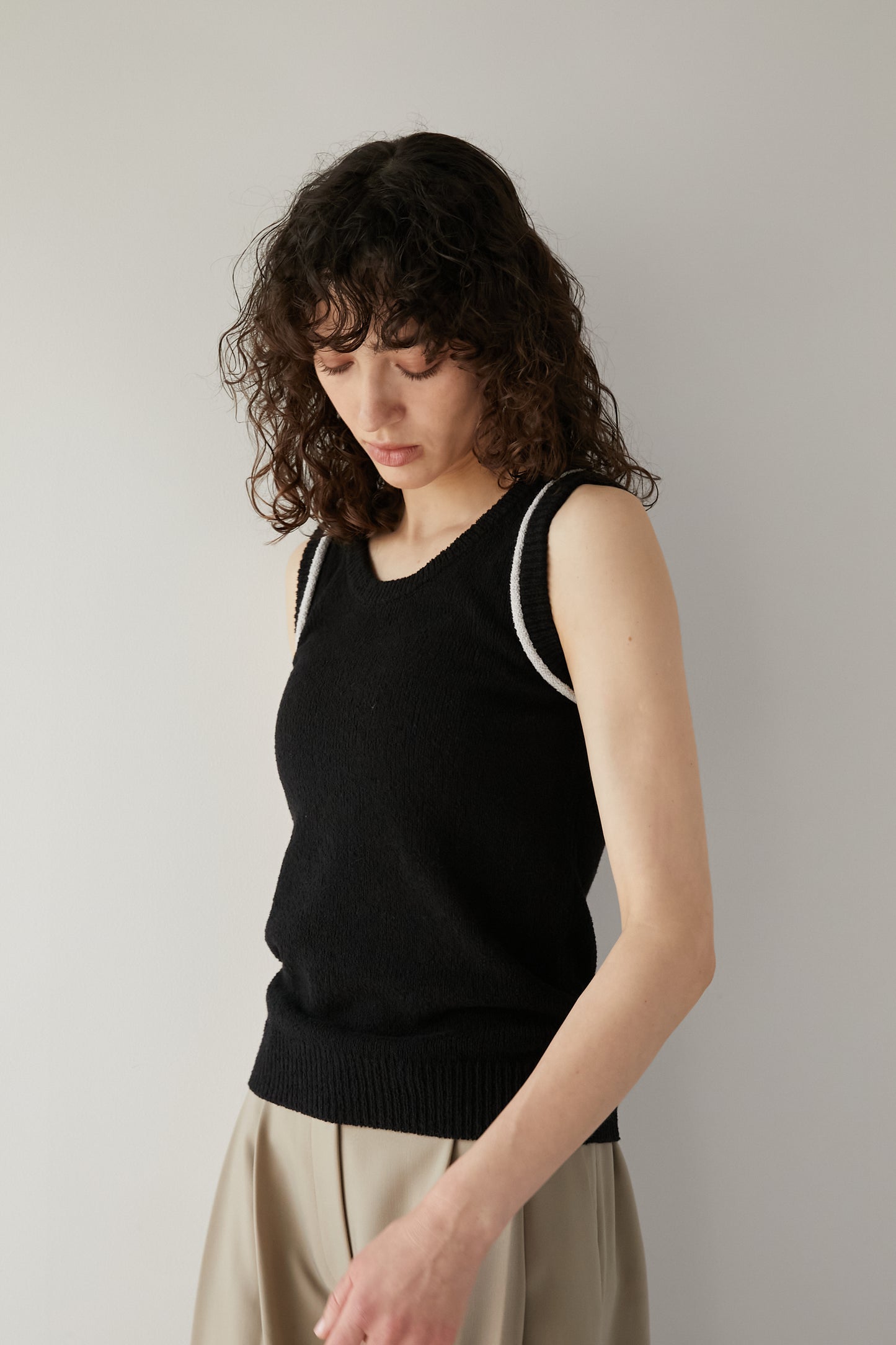 Line sleeveless knit [BLACK]