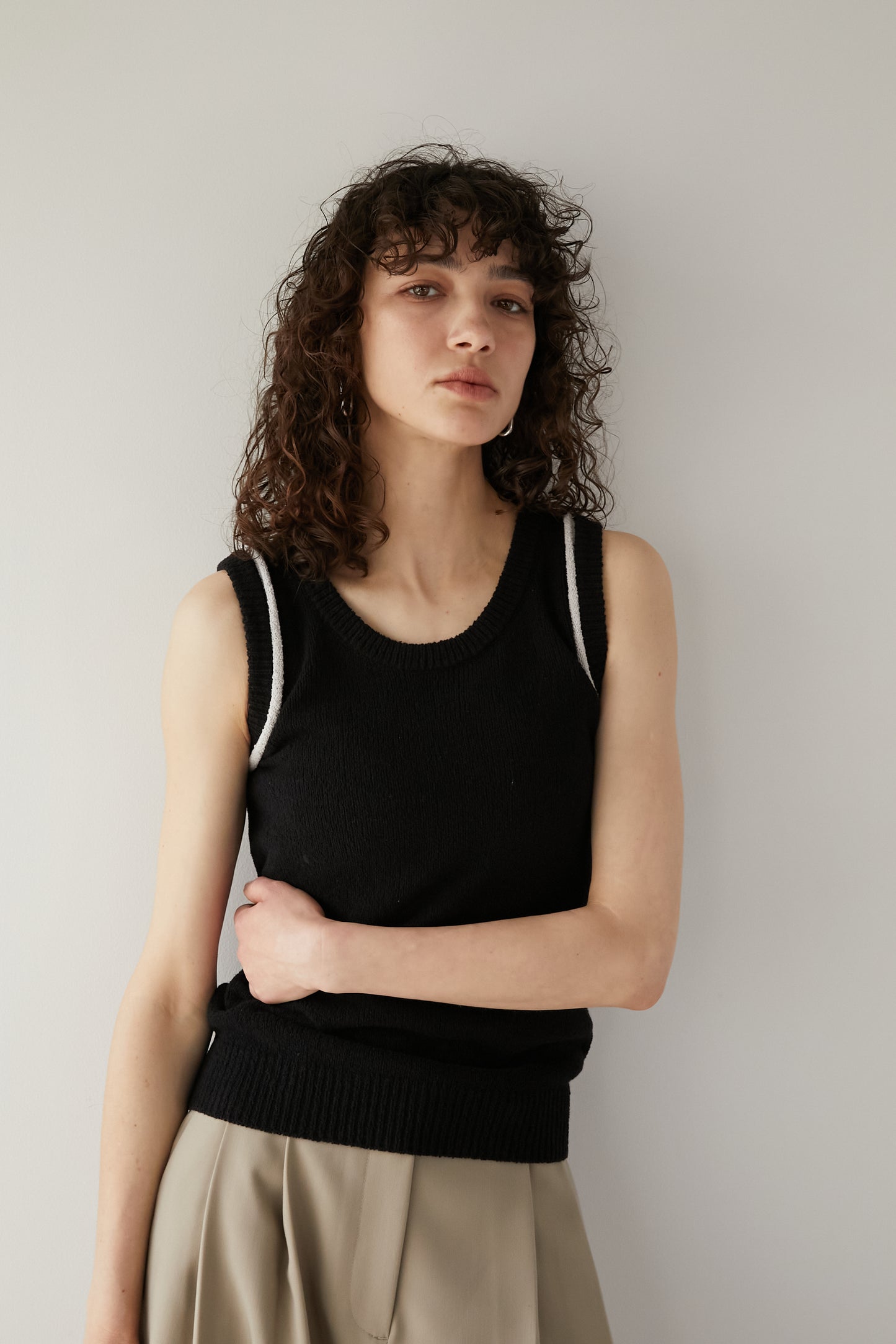 Line sleeveless knit [BLACK]