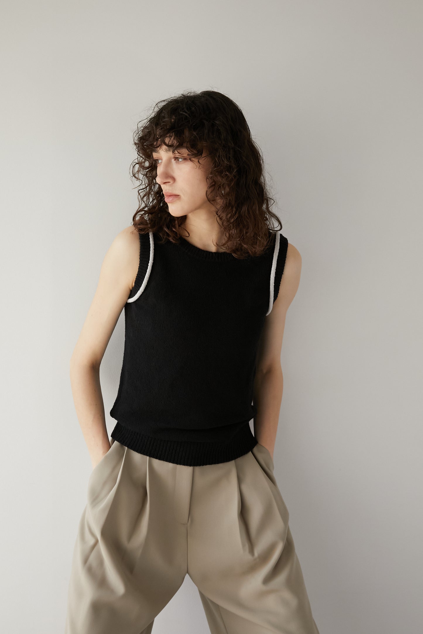 Line sleeveless knit [BLACK]