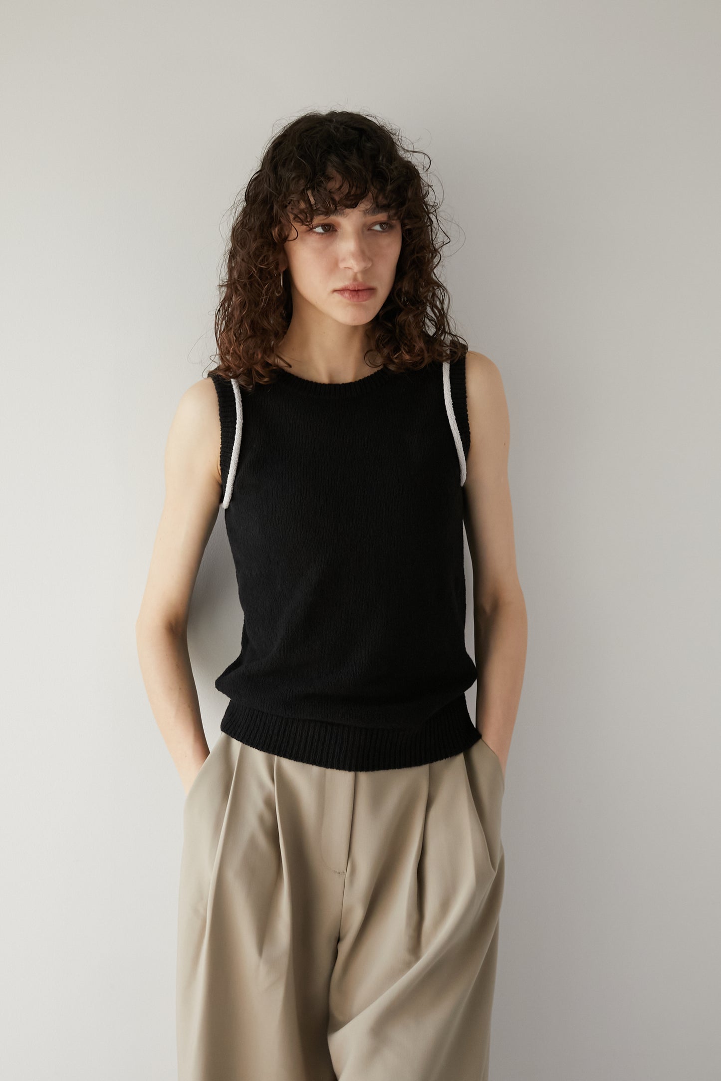 Line sleeveless knit [BLACK]
