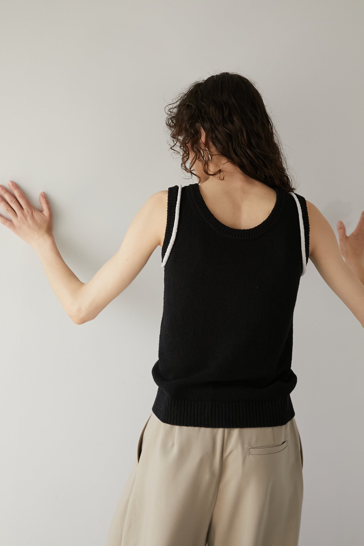 Line sleeveless knit [BLACK]
