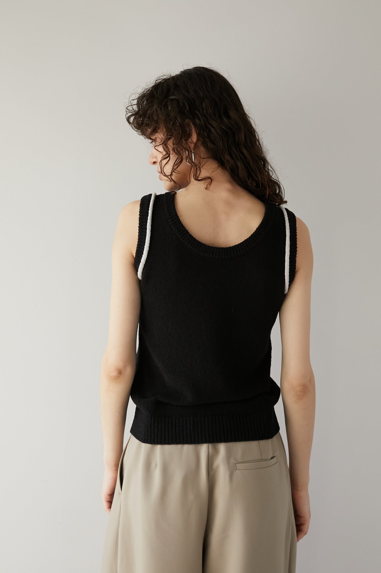 Line sleeveless knit [BLACK]