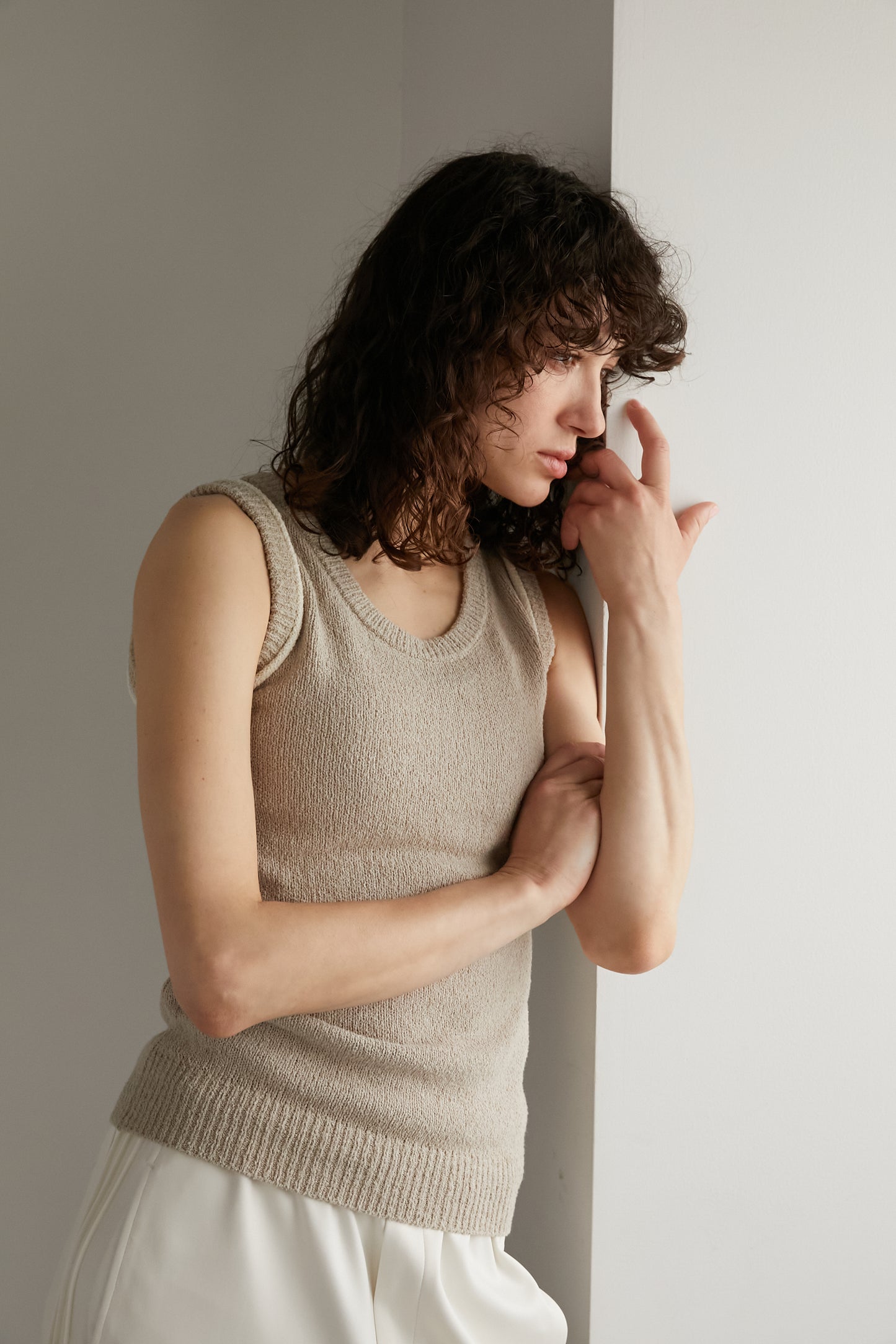 Line sleeveless knit [BEIGE]