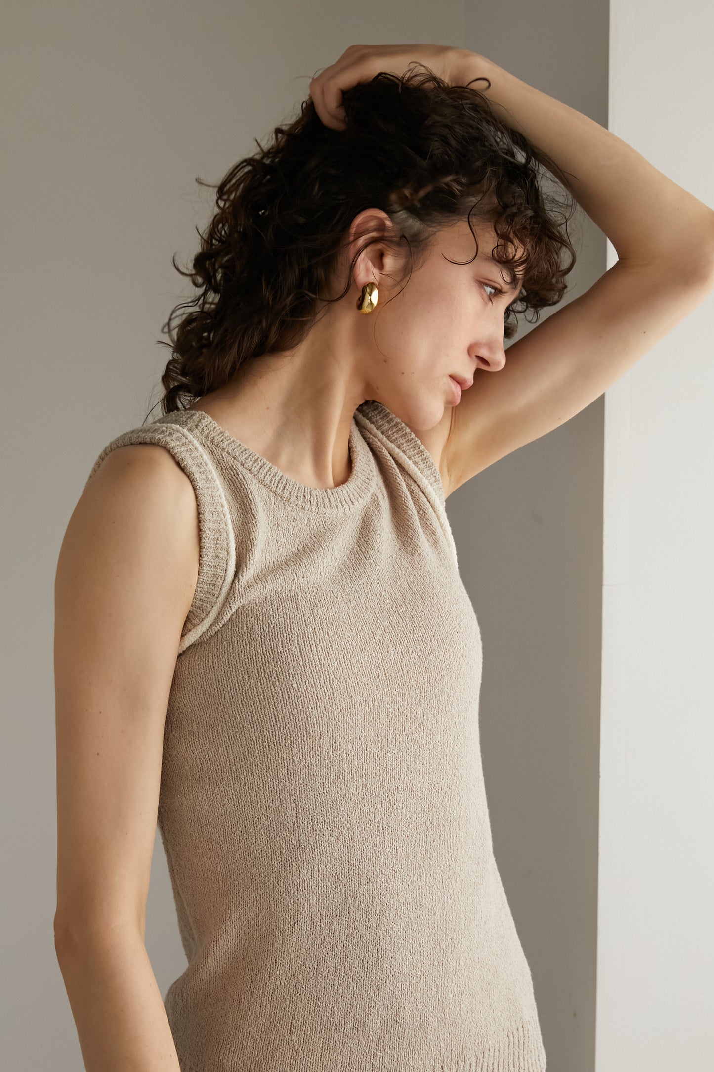 Line sleeveless knit [BEIGE]