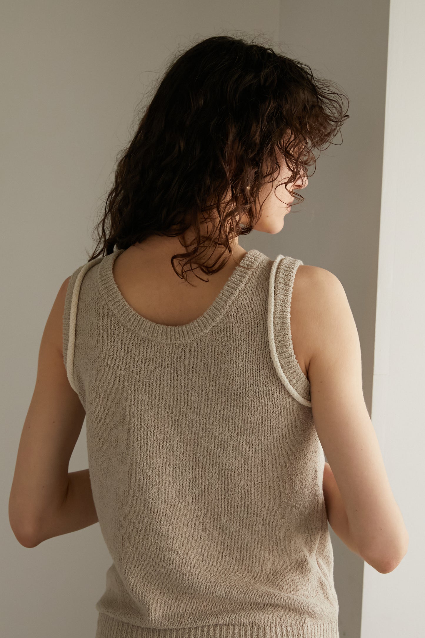 Line sleeveless knit [BEIGE]