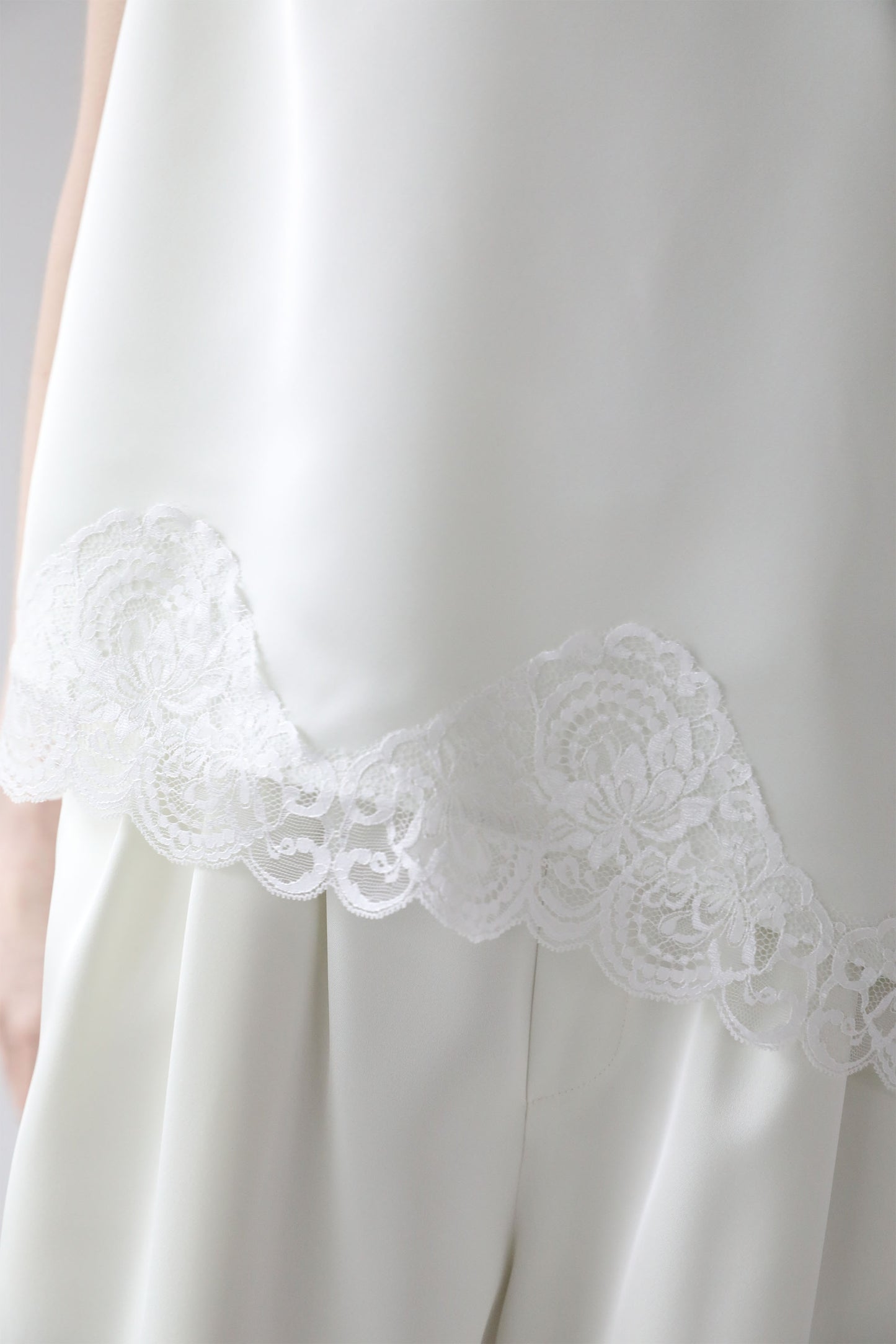 サテンレーストップス【WHITE】